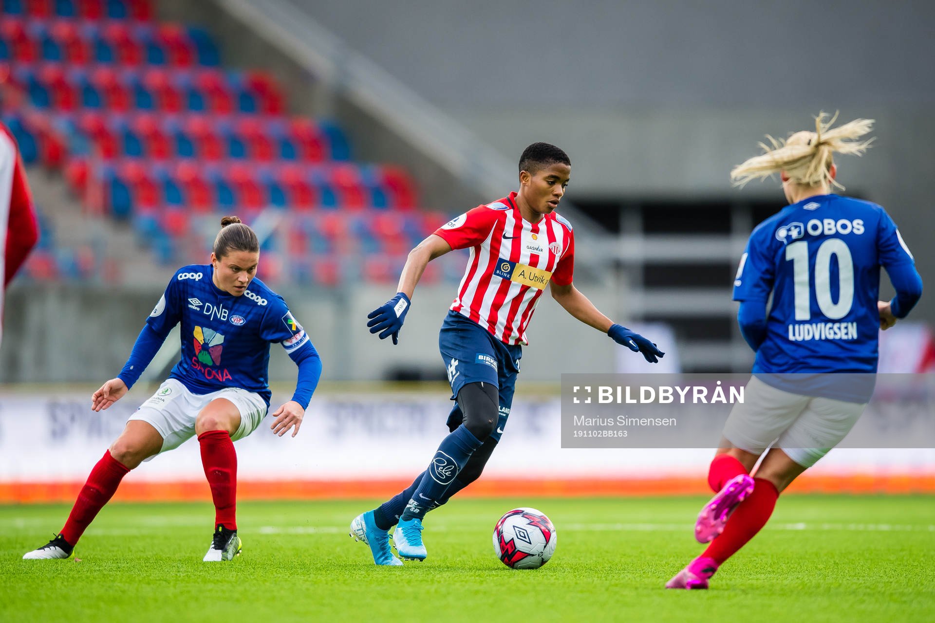 Sherida Spitse of Vålerenga and Rasheedat Busayo Ajibade