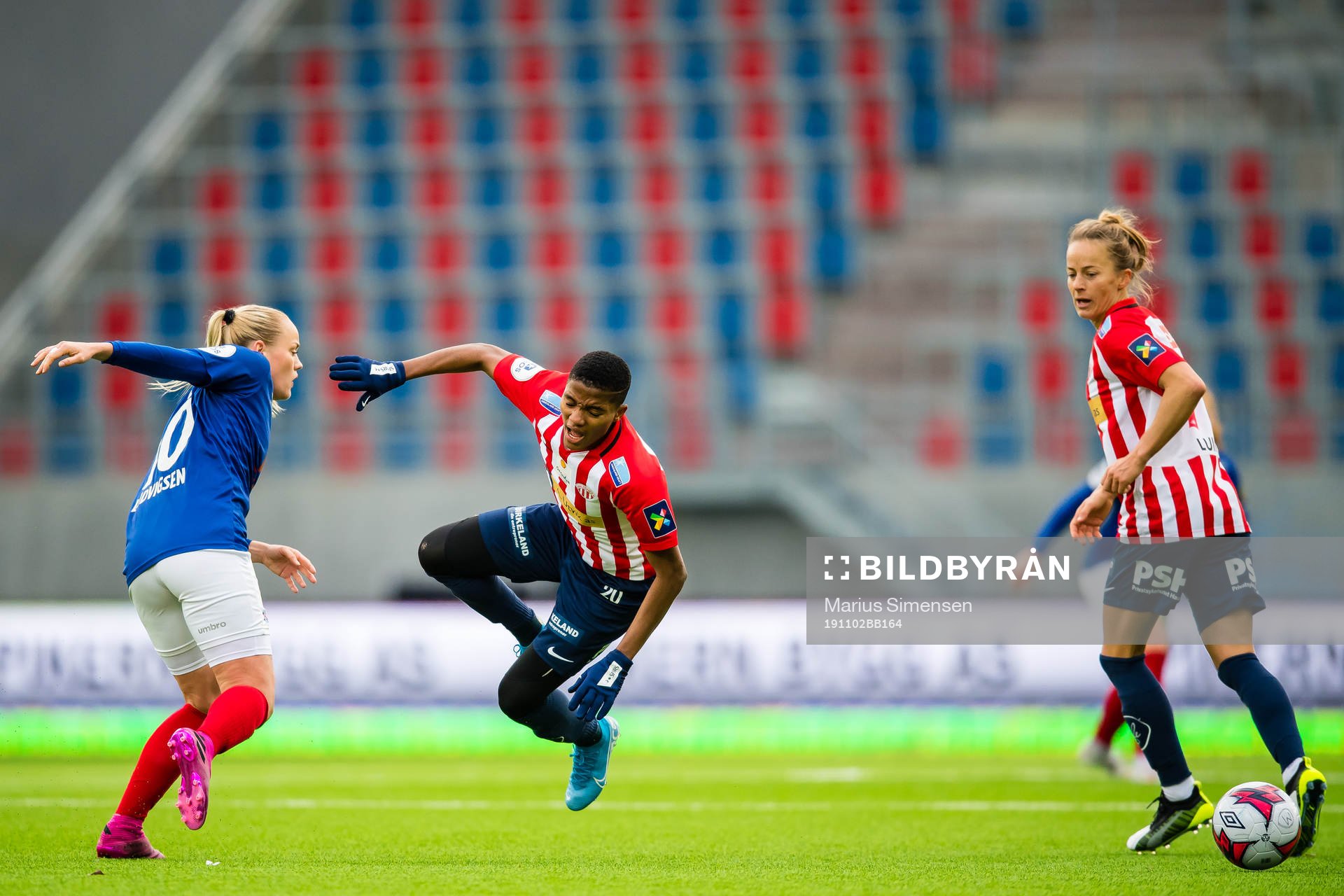 Victoria Ludvigsen of Vålerenga and Rasheedat Busayo