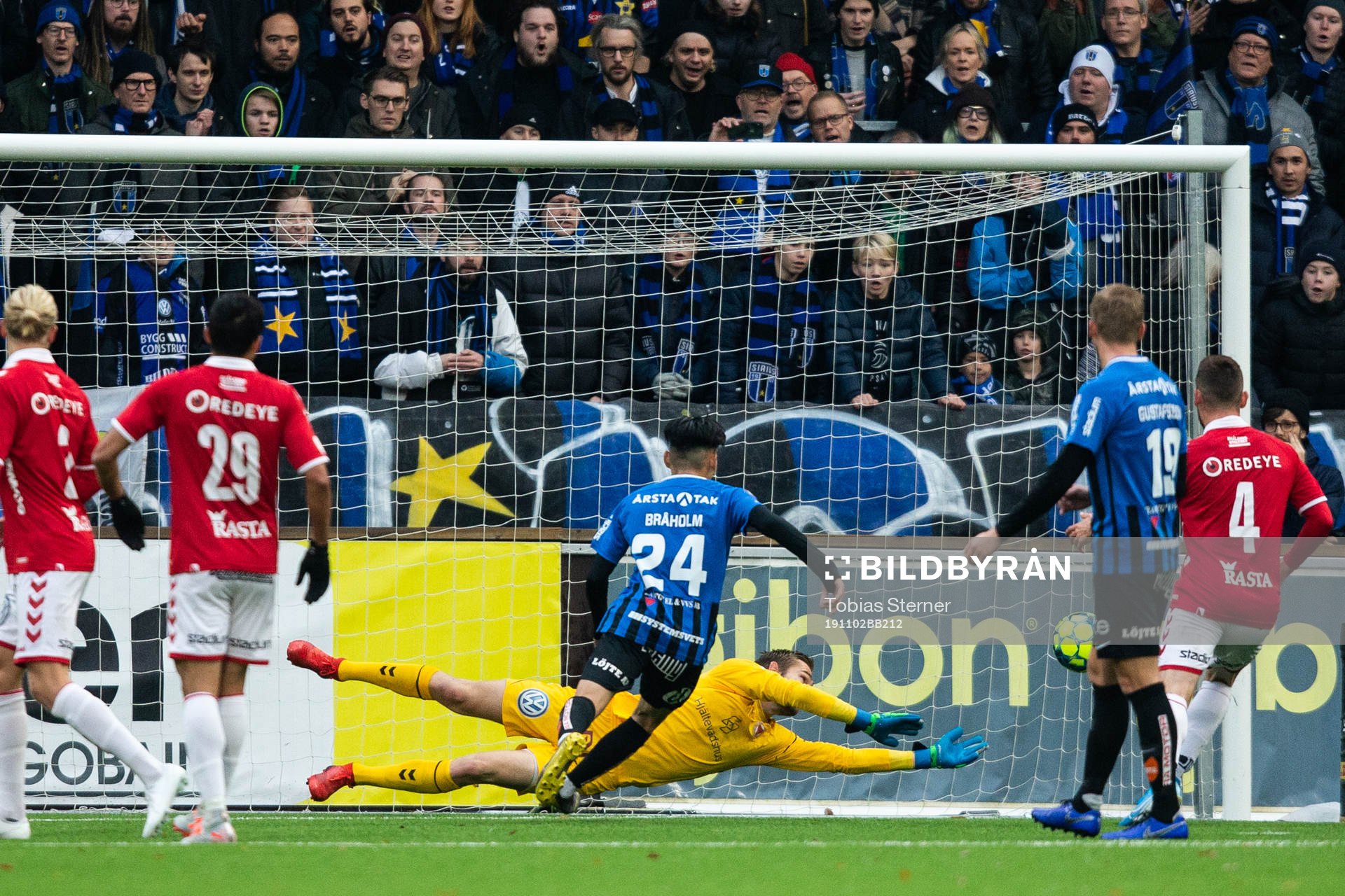 Kalmars målvakt Lucas Hägg-Johansson räddar ett skott