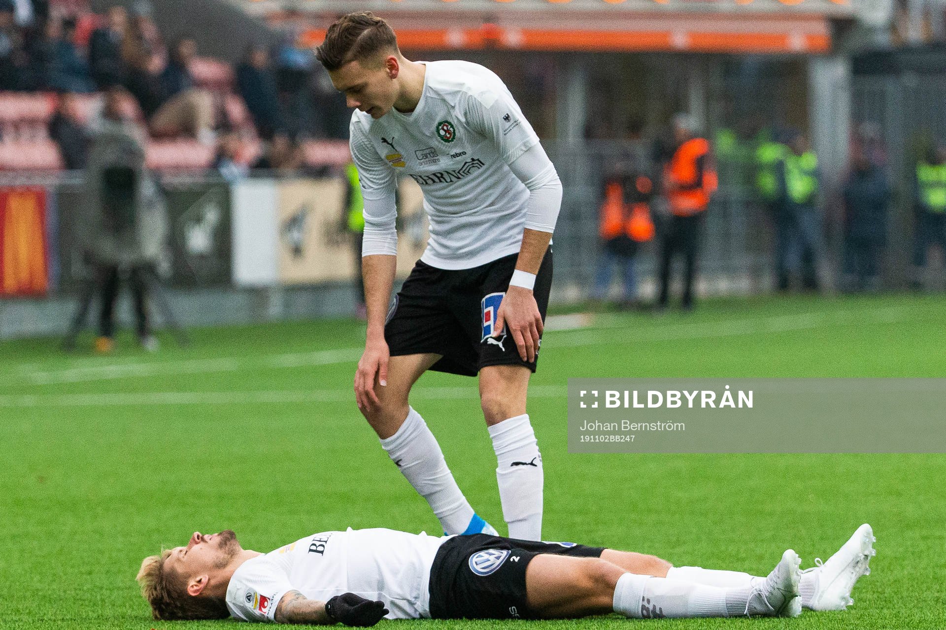 Örebros Daniel Björnkvist ligger ner skadad och ses om av