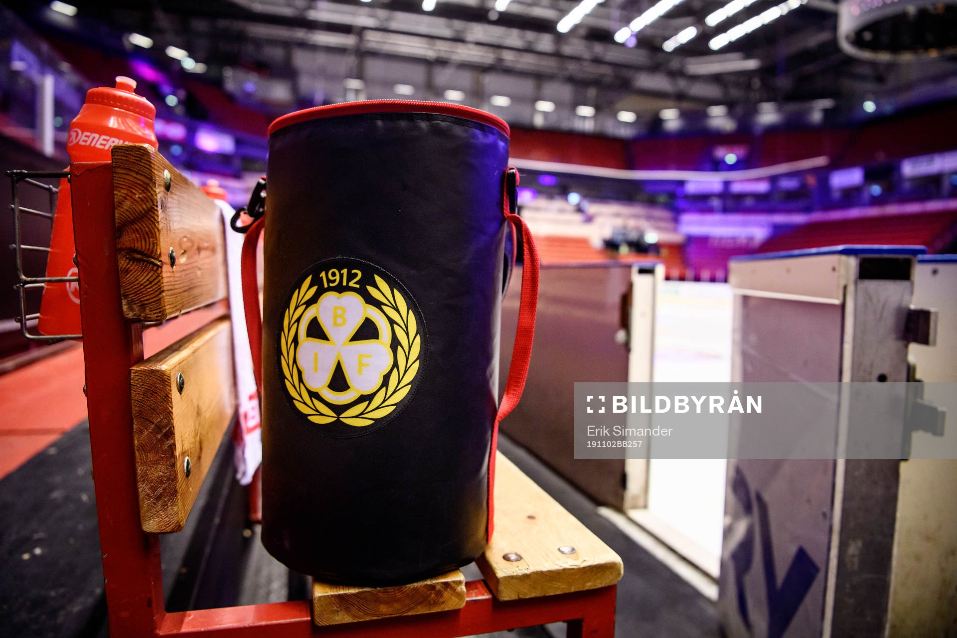 En trunk med Brynäs logotyp