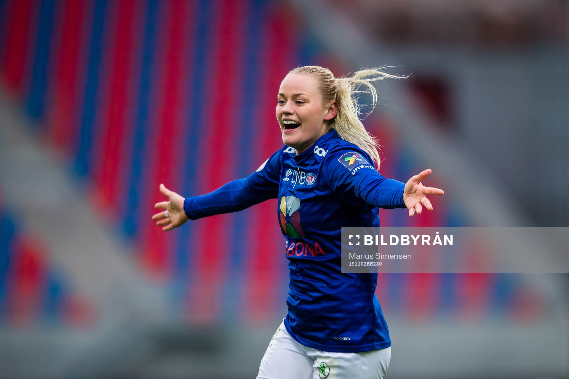 Victoria Ludvigsen of Vålerenga celebrates