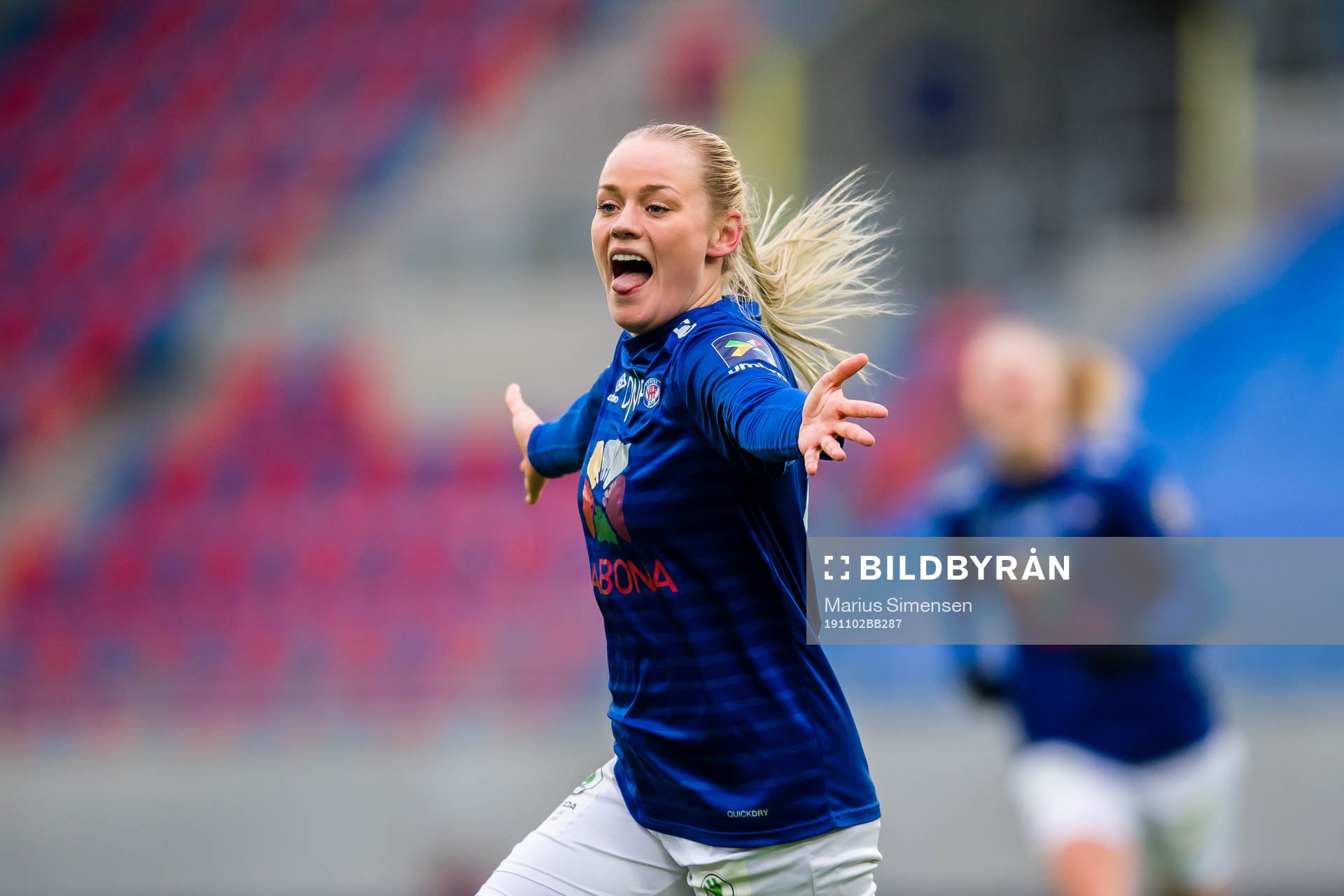Victoria Ludvigsen of Vålerenga celebrates