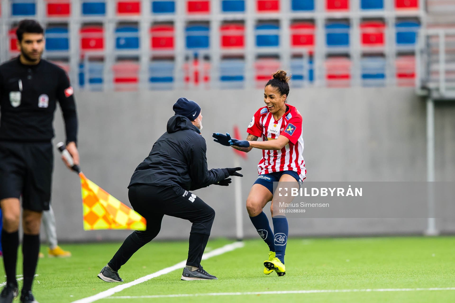 Giovanna de Oliveira of Avaldsnes celebrates with Thomas Sandø Dahle, head coach of Avaldsnes, after scoring the 1-1 goal during the Toppserien football match between Vålerenga and Avaldsnes on November 2, 2019 in Oslo.