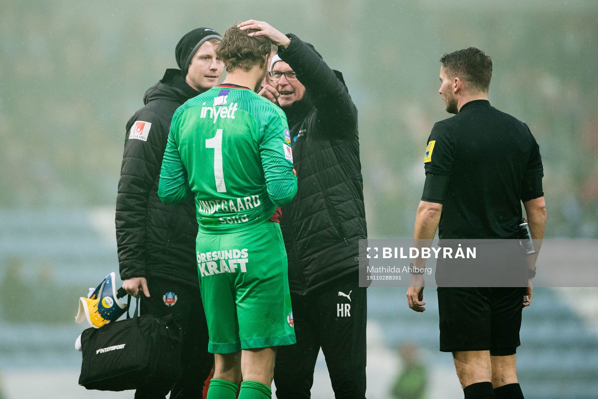 Helsingborgs målvakt Anders Lindegaard undersöks
