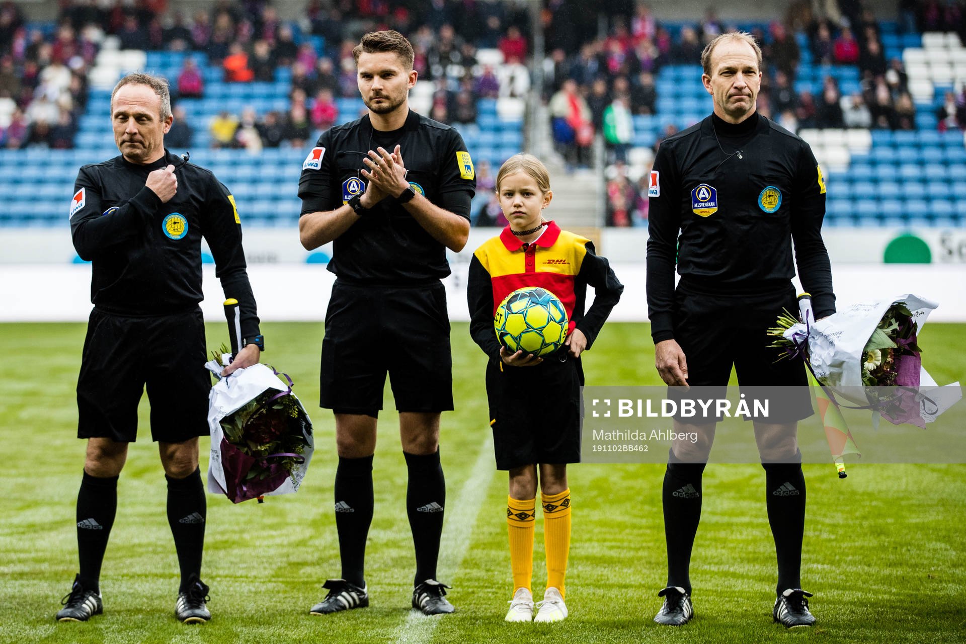 Assisterande Fredrik Nilsson, domare Joakim Östling och assisterande domare Magnus Sjöblom hyllas inför fotbollsmatchen i Allsvenskan mellan Helsingborg och Elfsborg den 2 november 2019 i Helsingborg .