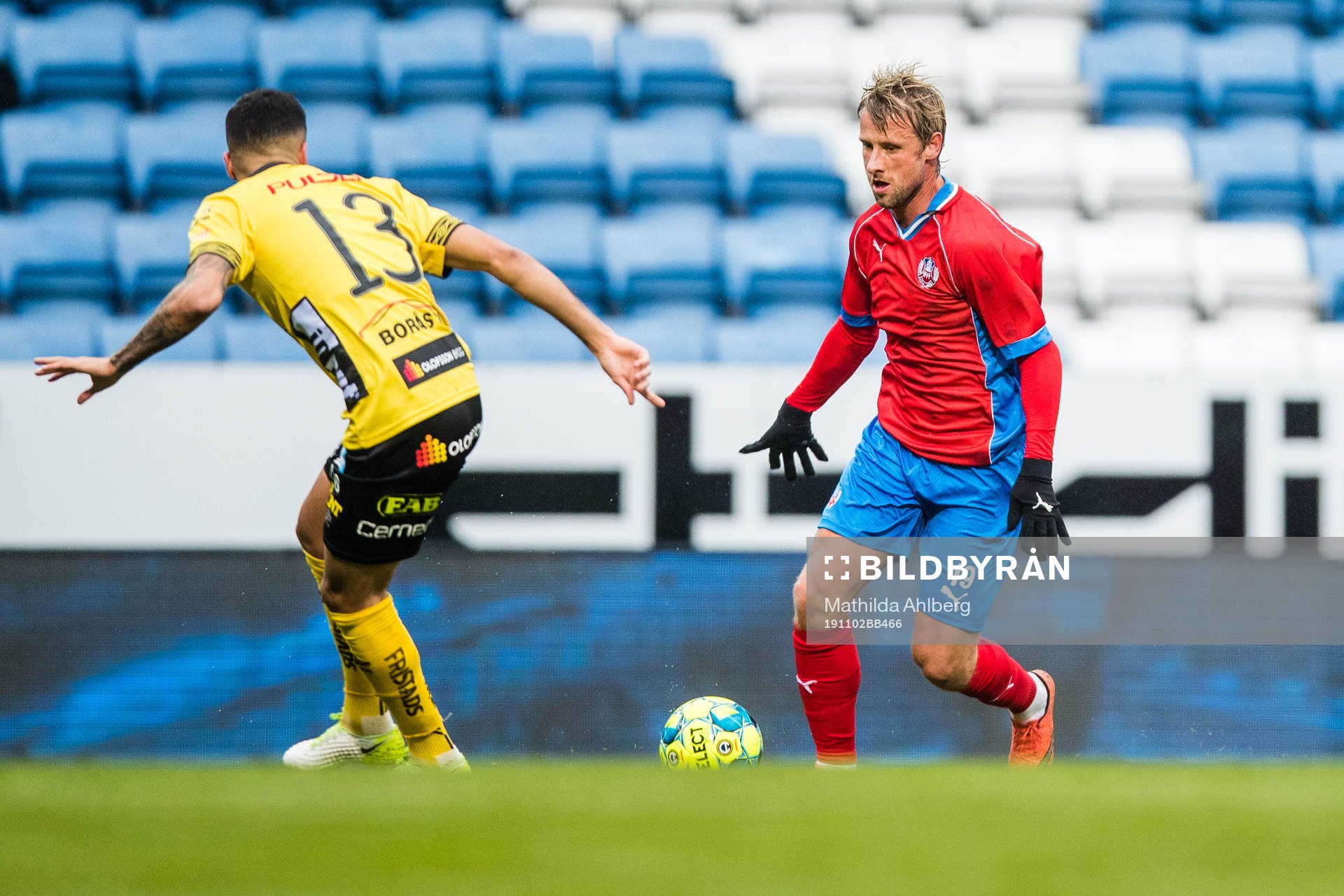 Elfsborgs Rami Kaib och Helsingborgs Tobias Mikkelsen under fotbollsmatchen i Allsvenskan mellan Helsingborg och Elfsborg den 2 november 2019 i Helsingborg .