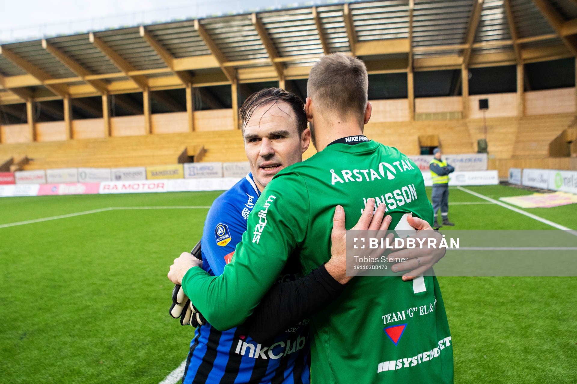 Sirius Niklas Busch Thor och målvakt Lukas Jonsson jublar