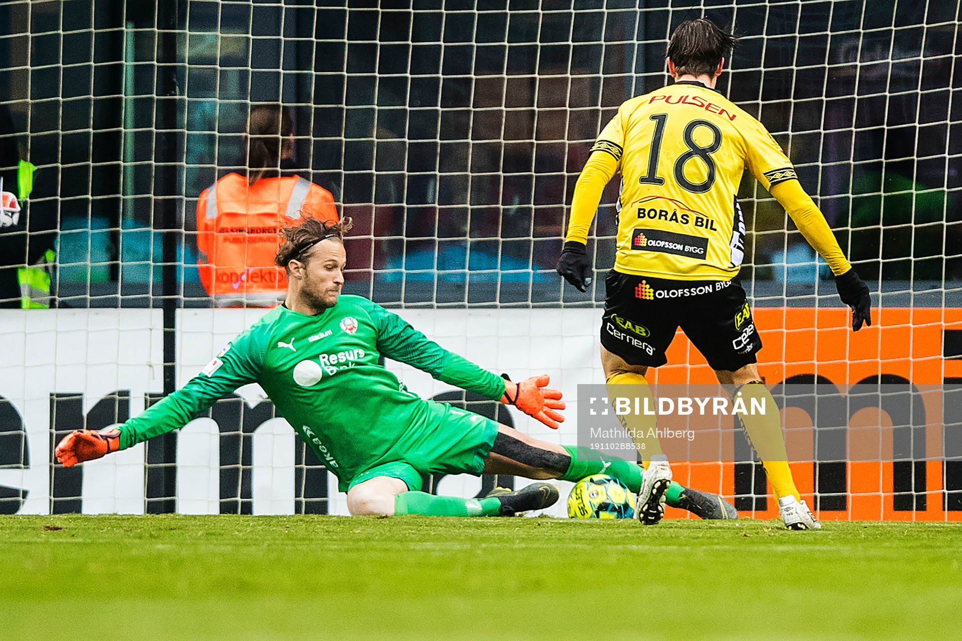 Helsingborgs målvakt Anders Lindegaard räddar skott från