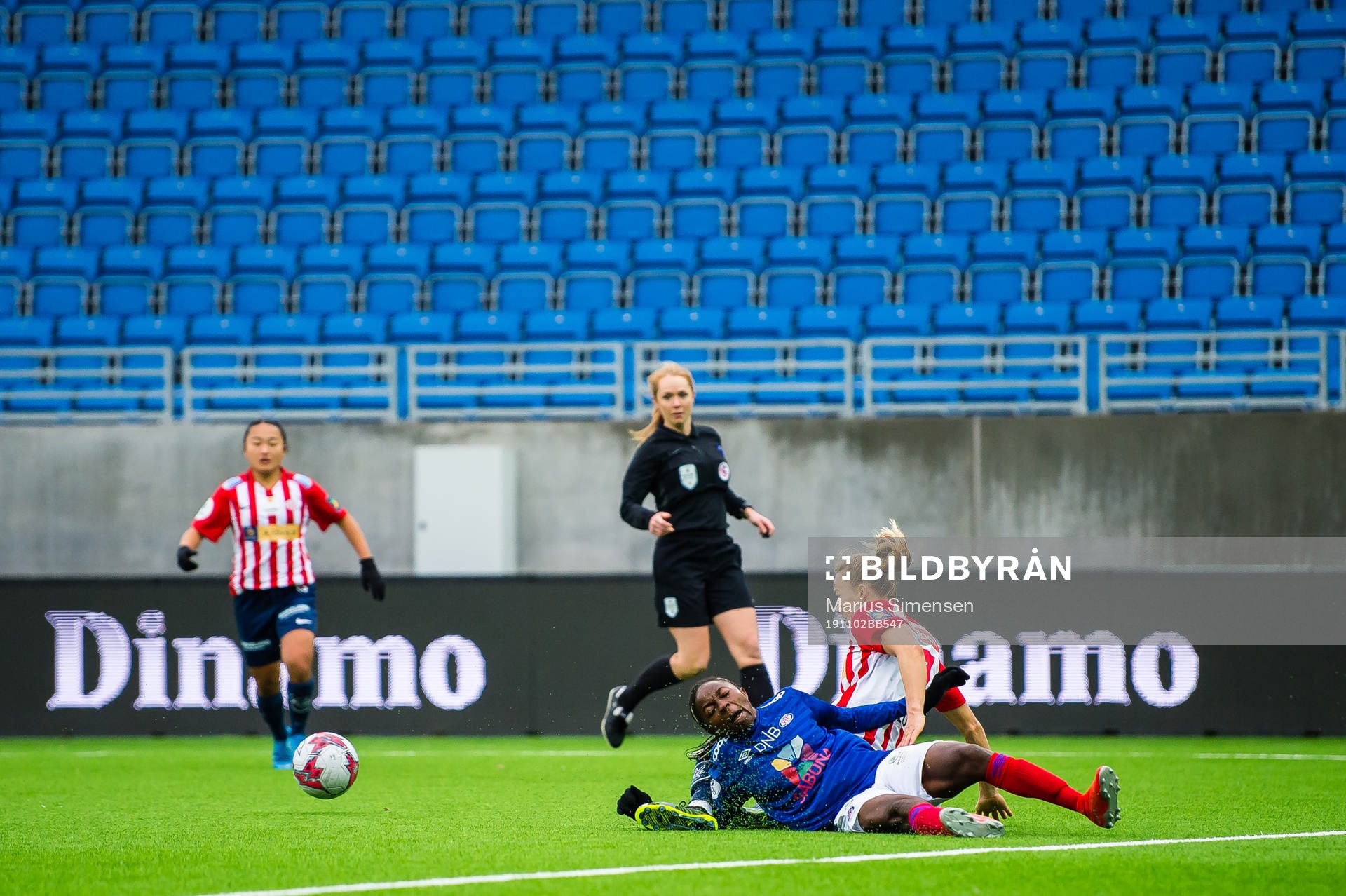 Ajara Nchout Njoya of Vålerenga and Aivi Belinda Kerstin