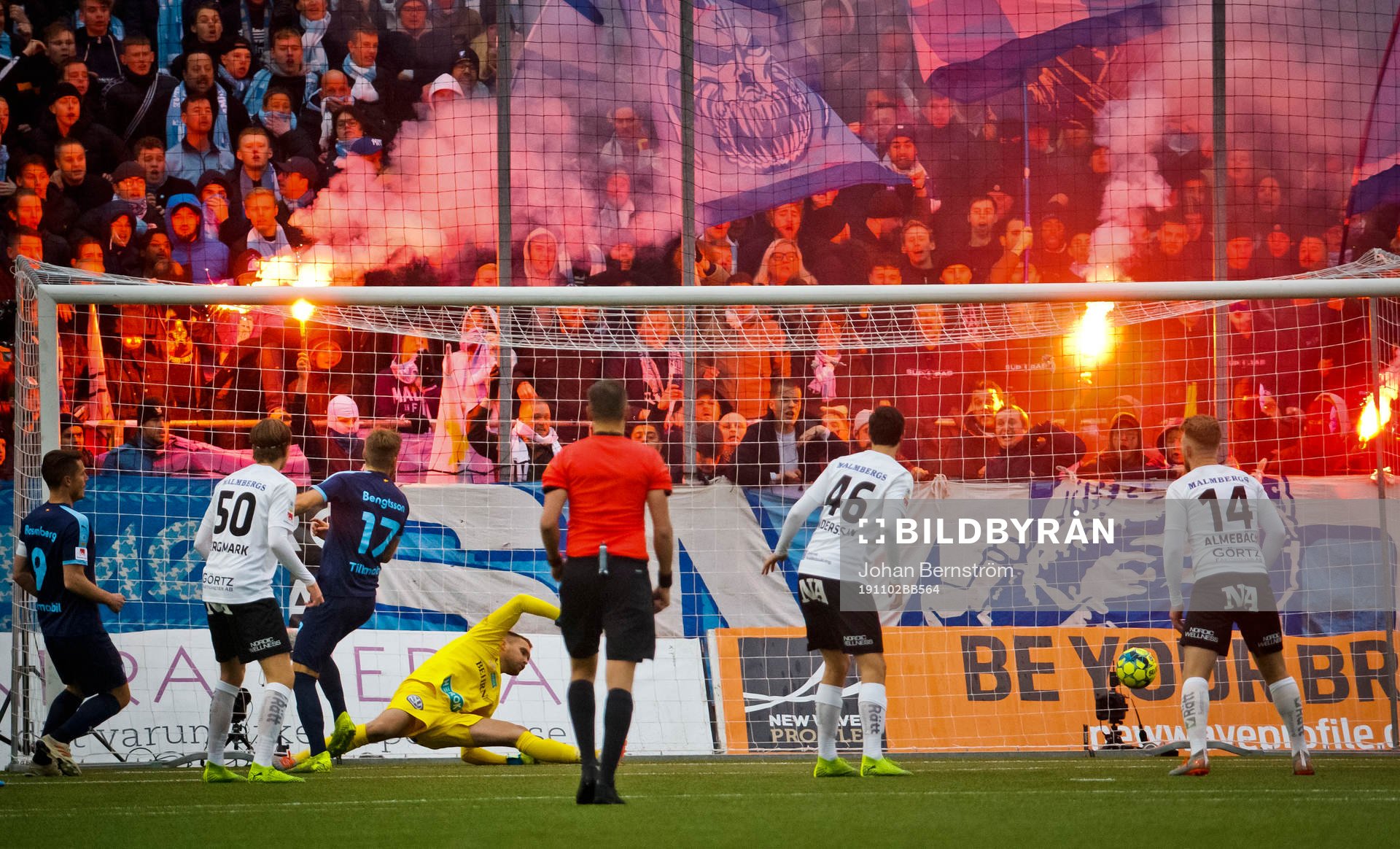 Malmö FFs Rasmus Bengtsson gör 0-1 på Örebros målvakt
