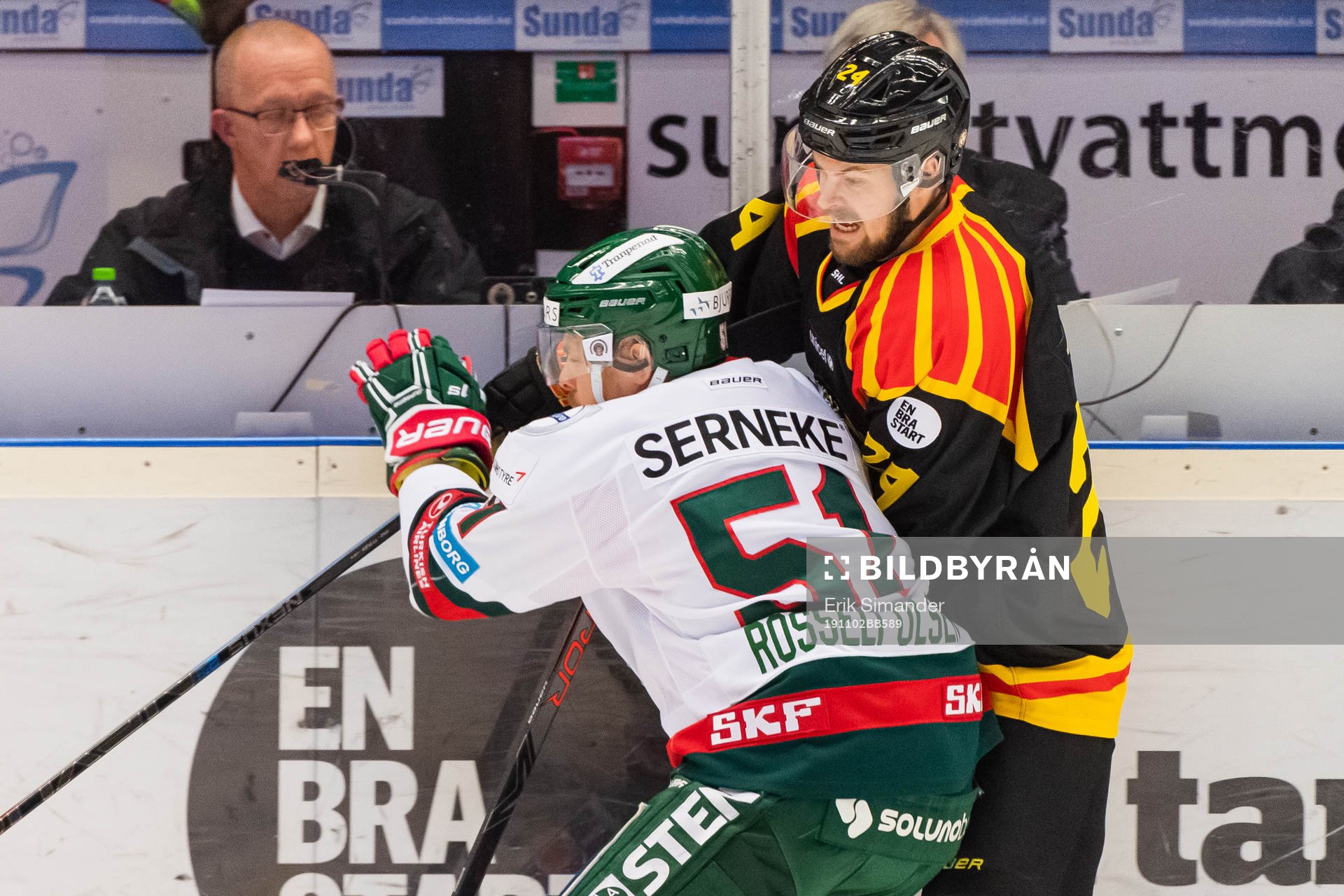 Frölundas Mats Rosseli Olsen och Brynäs Emil Moli i kamp