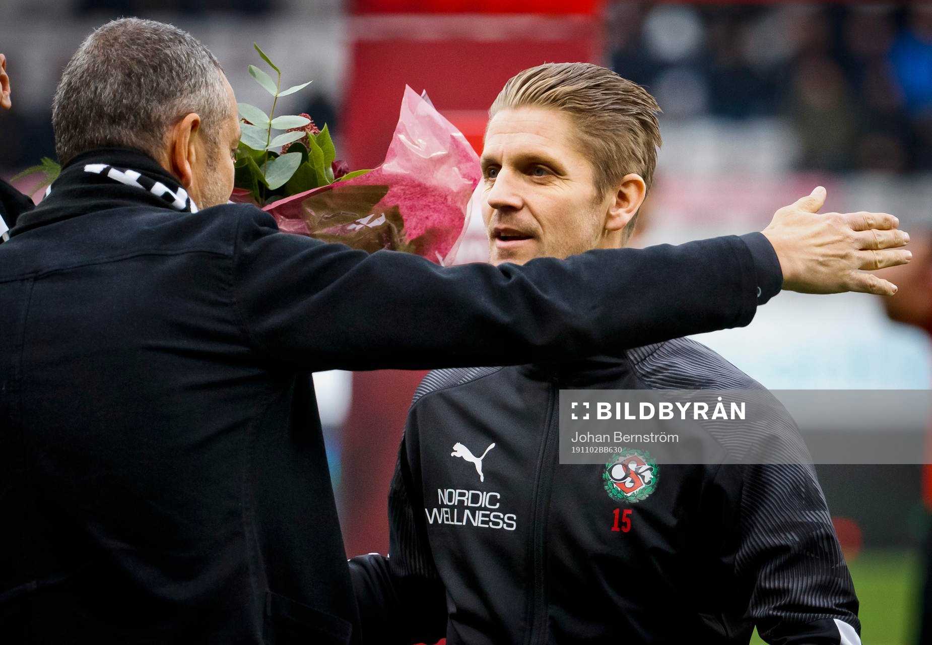 Örebros Martin Lorentzson tackas av