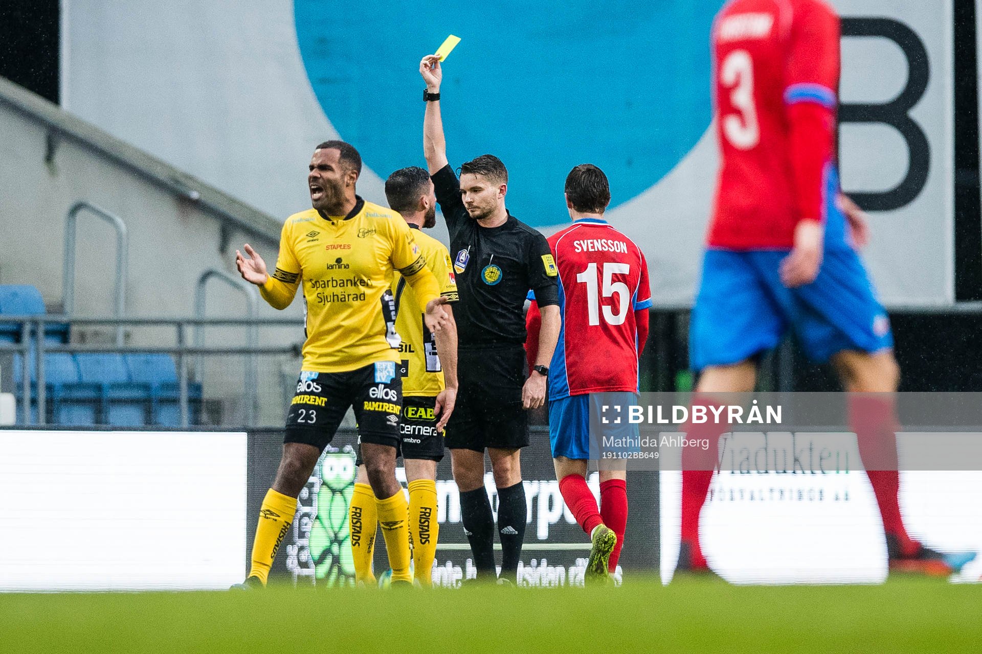 Domare Joakim Östling varnar Elfsborgs Frederik Holst