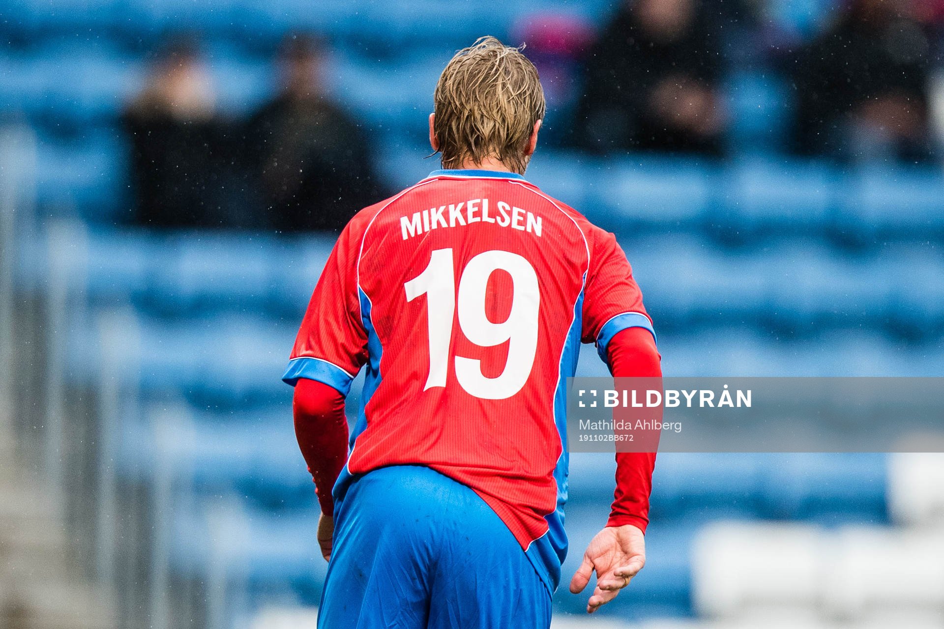 Helsingborgs Tobias Mikkelsen i en jubileumströja under fotbollsmatchen i Allsvenskan mellan Helsingborg och Elfsborg den 2 november 2019 i Helsingborg .