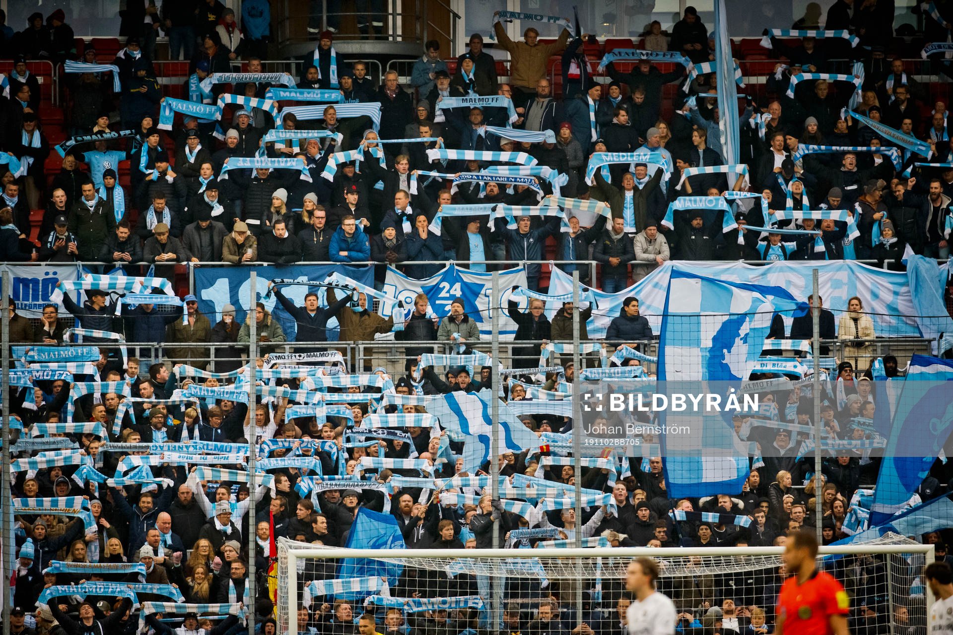 Malmö FFs supportrar med halsdukar