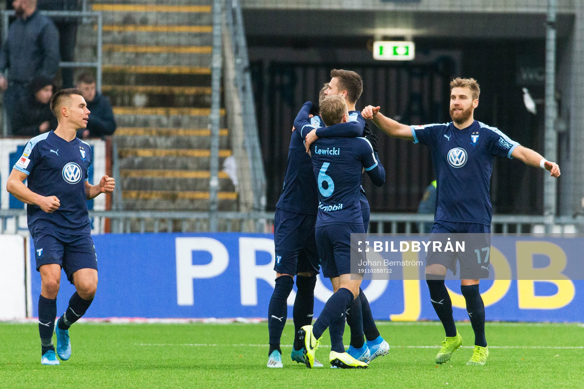 Malmö FFs Sören Rieks jublar med lagkamrater