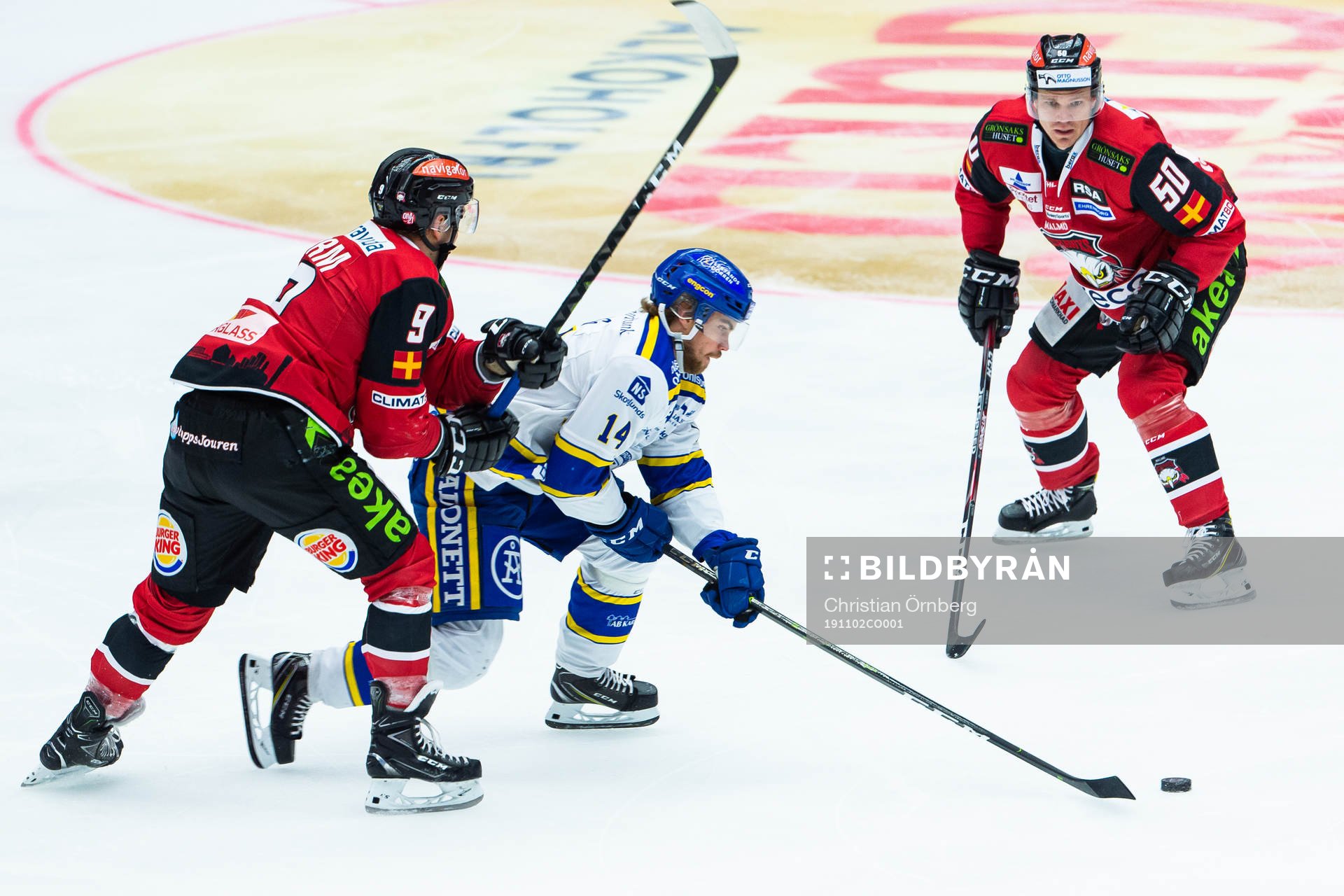 Leksands Oskar Lang i kamp om pucken med Malmö Redhawks