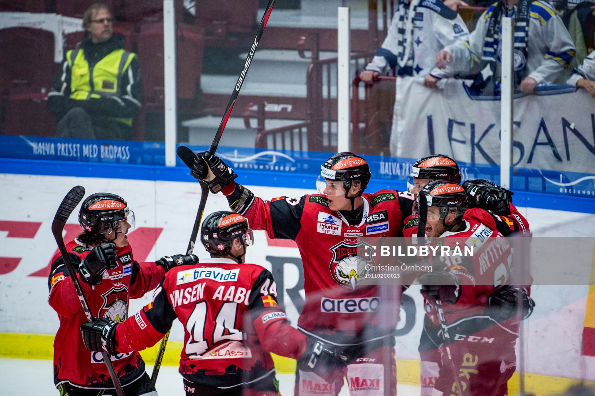 Malmö Redhawks Lars Bryggman jublar med lagkamraterna