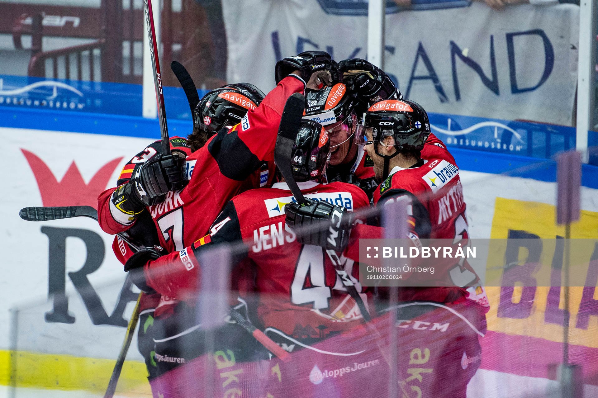 Malmö Redhawks Lars Bryggman jublar med lagkamraterna