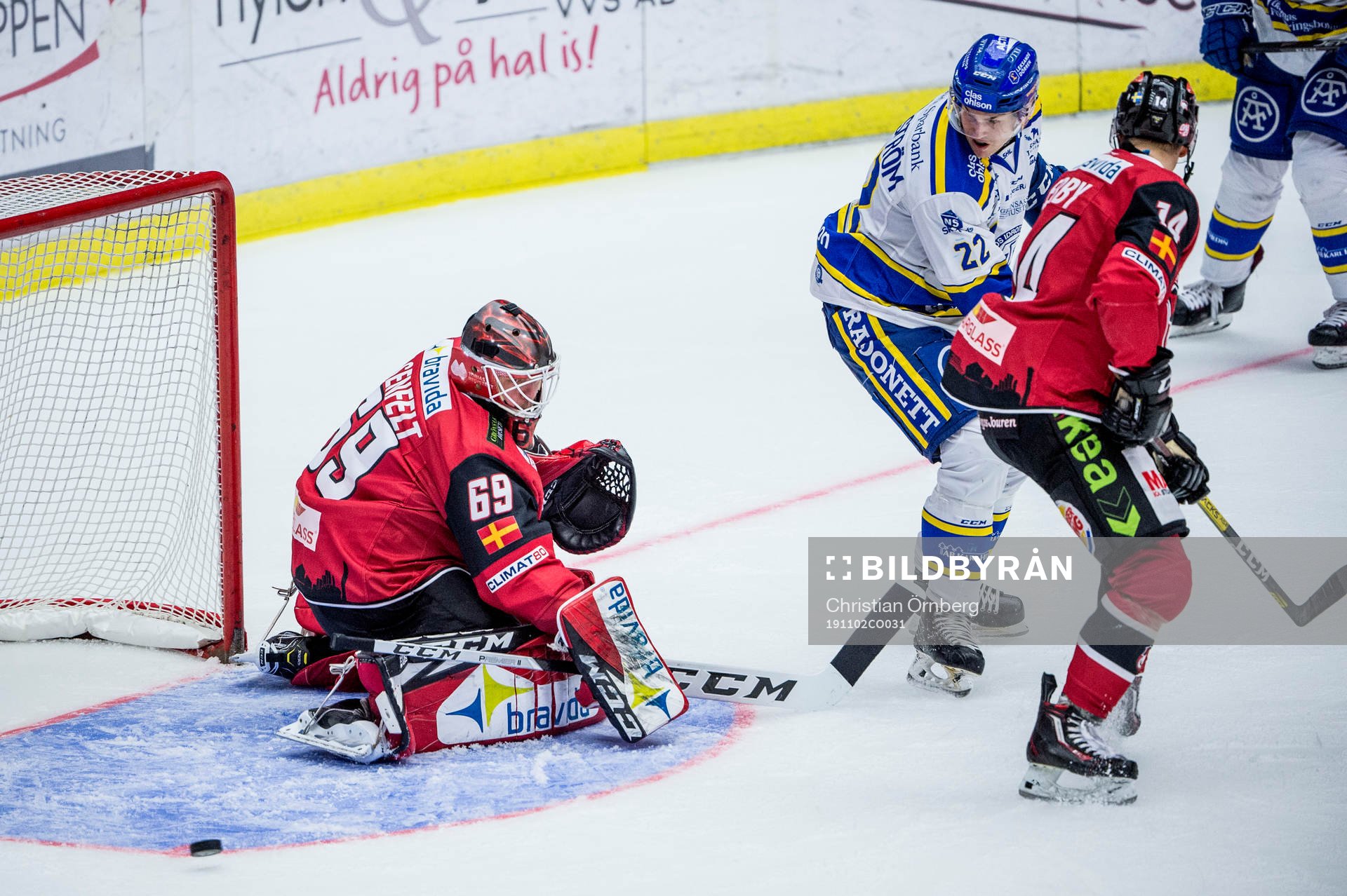 Leksands Sebastian Wännström mot Malmö Redhawks målvakt