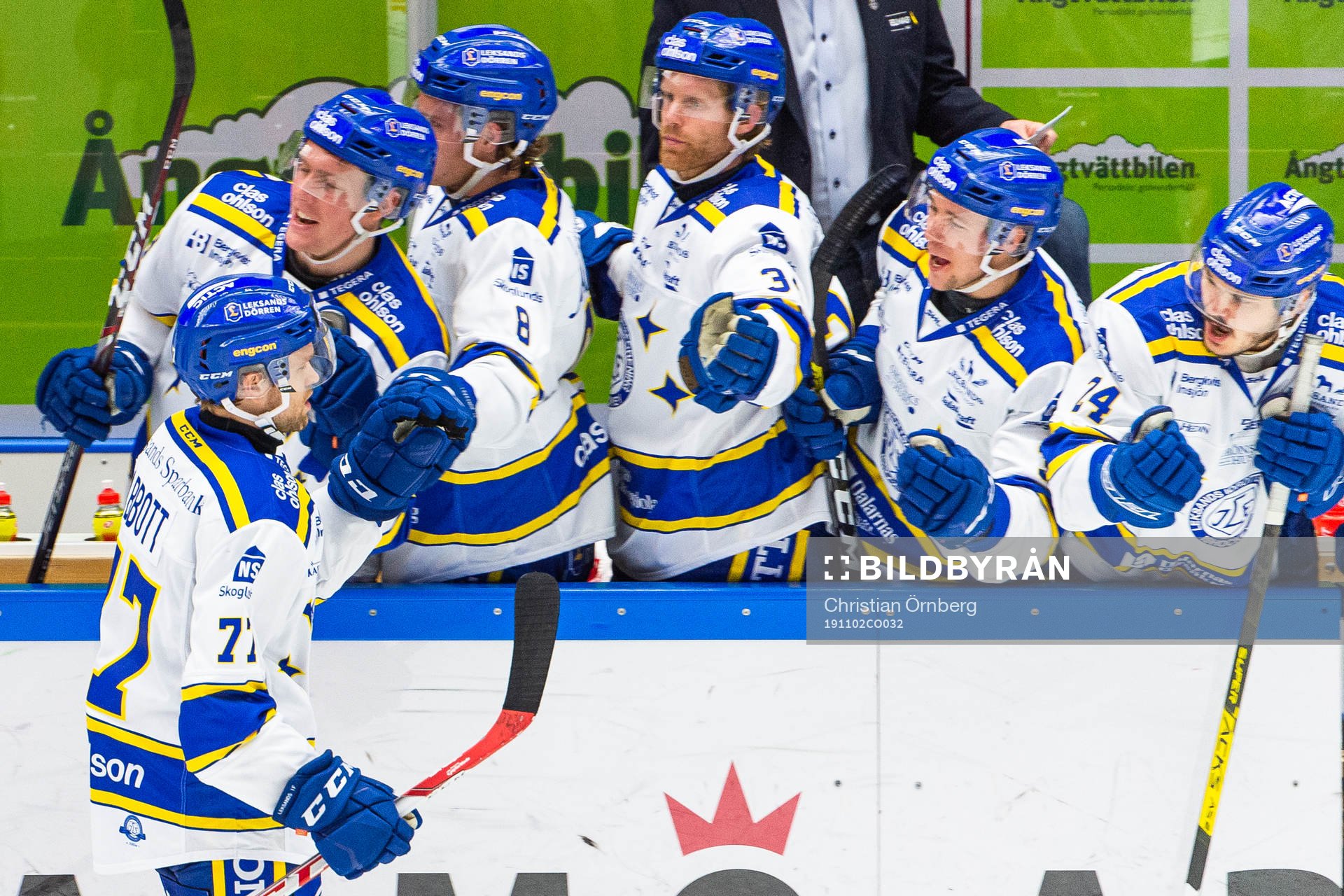 Leksands Spencer Abbott jublar med lagkamrater