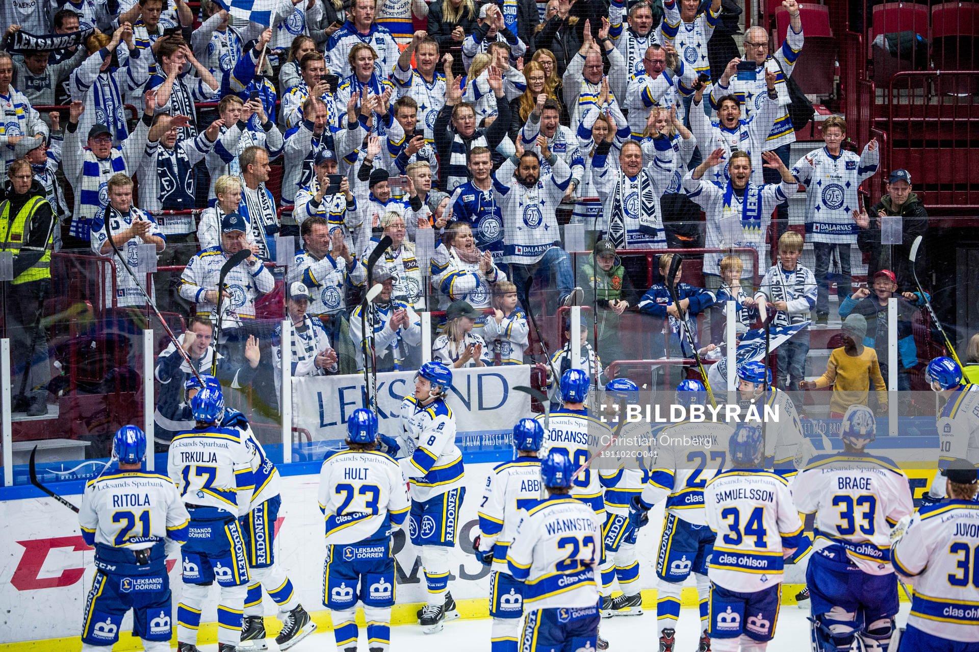 Leksands spelare jublar med supportrarna