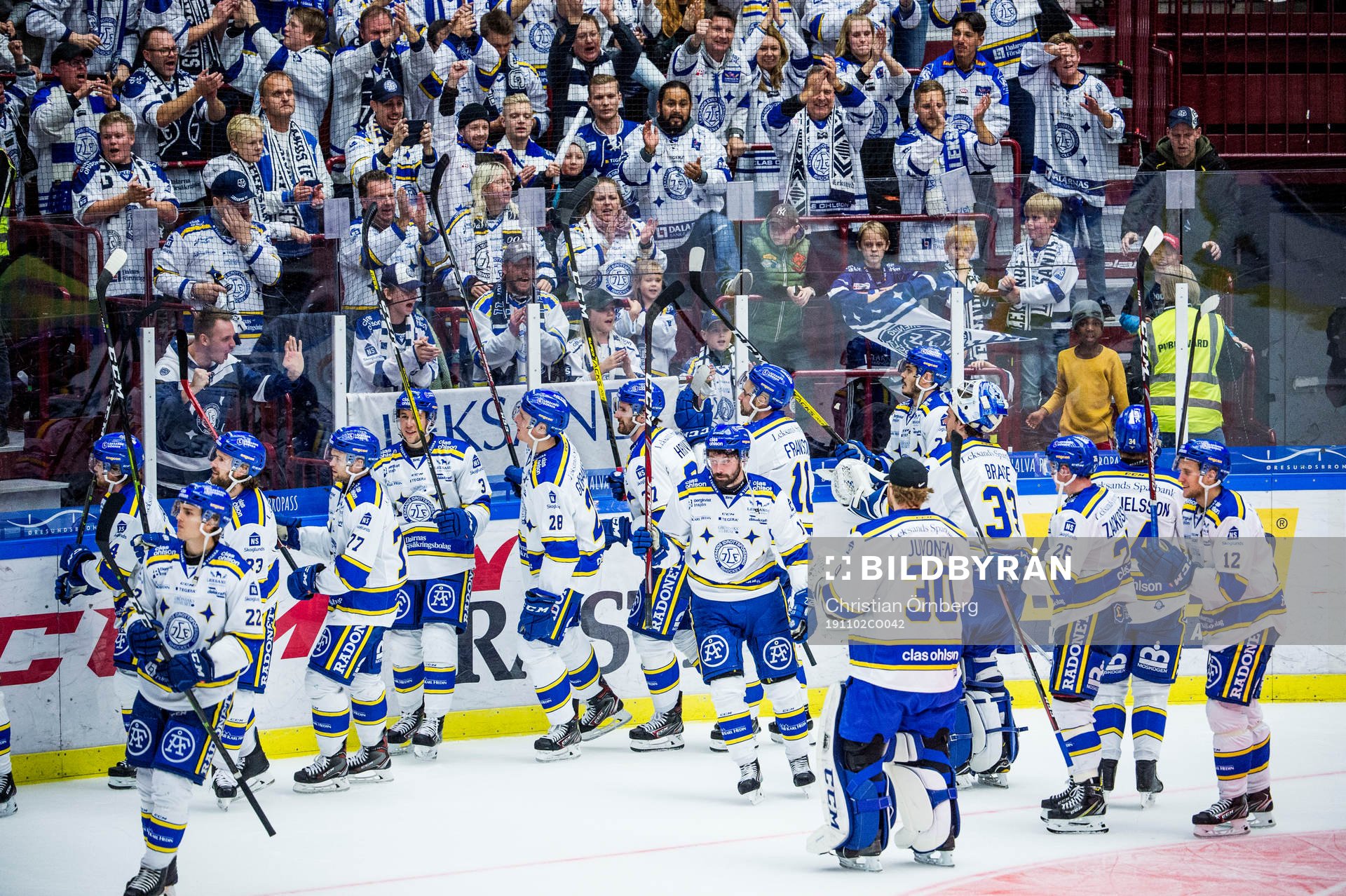 Leksands spelare jublar med supportrarna