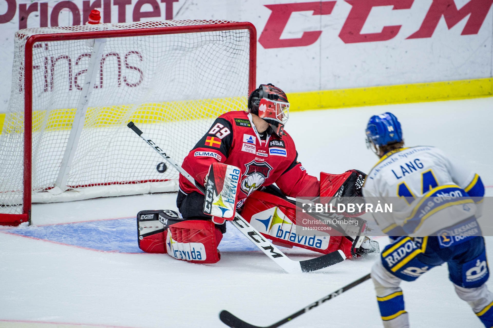 Leksands Oskar Lang gör mål på Malmö Redhawks målvakt