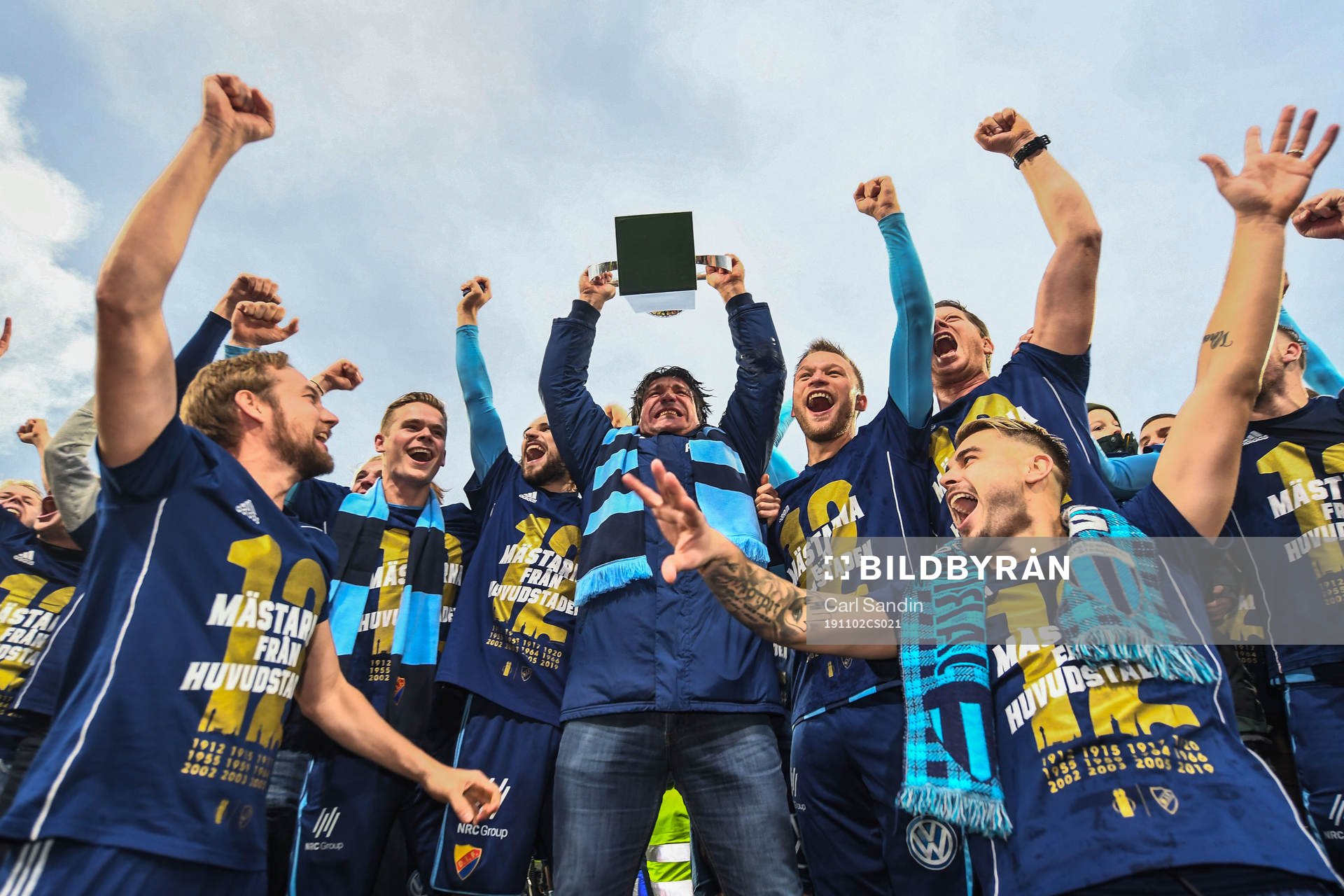 Djurgårdens sportchef Bosse Andersson lyfter Lennart