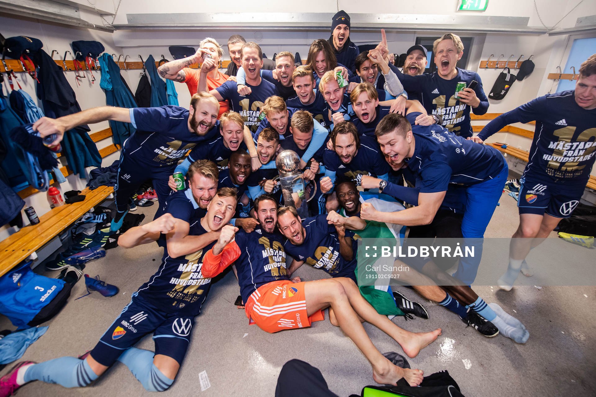 Djurgårdens spelare jublar med Lennart Johanssons pokal