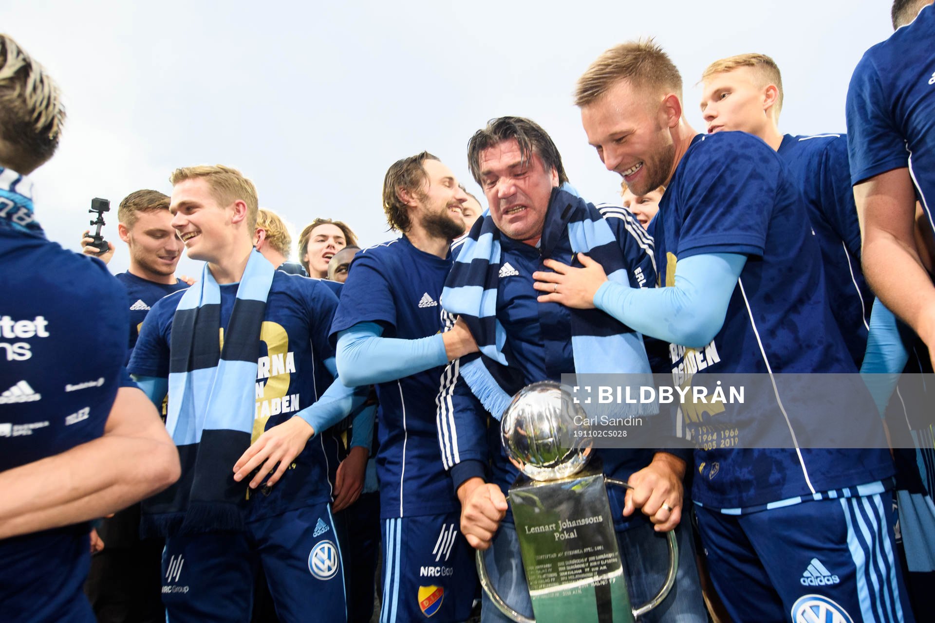 Djurgårdens sportchef Bosse Andersson jublar på podiet