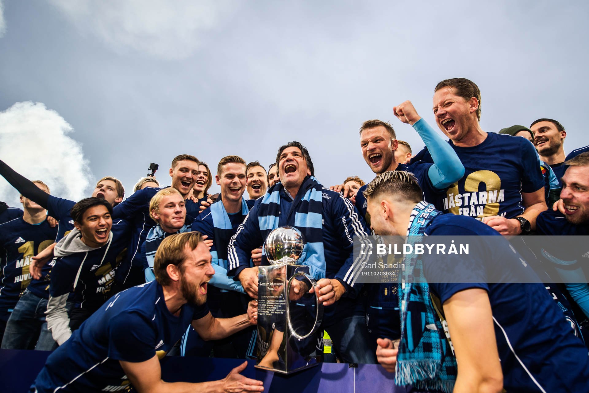 Djurgårdens sportchef Bosse Andersson jublar med Lennart
