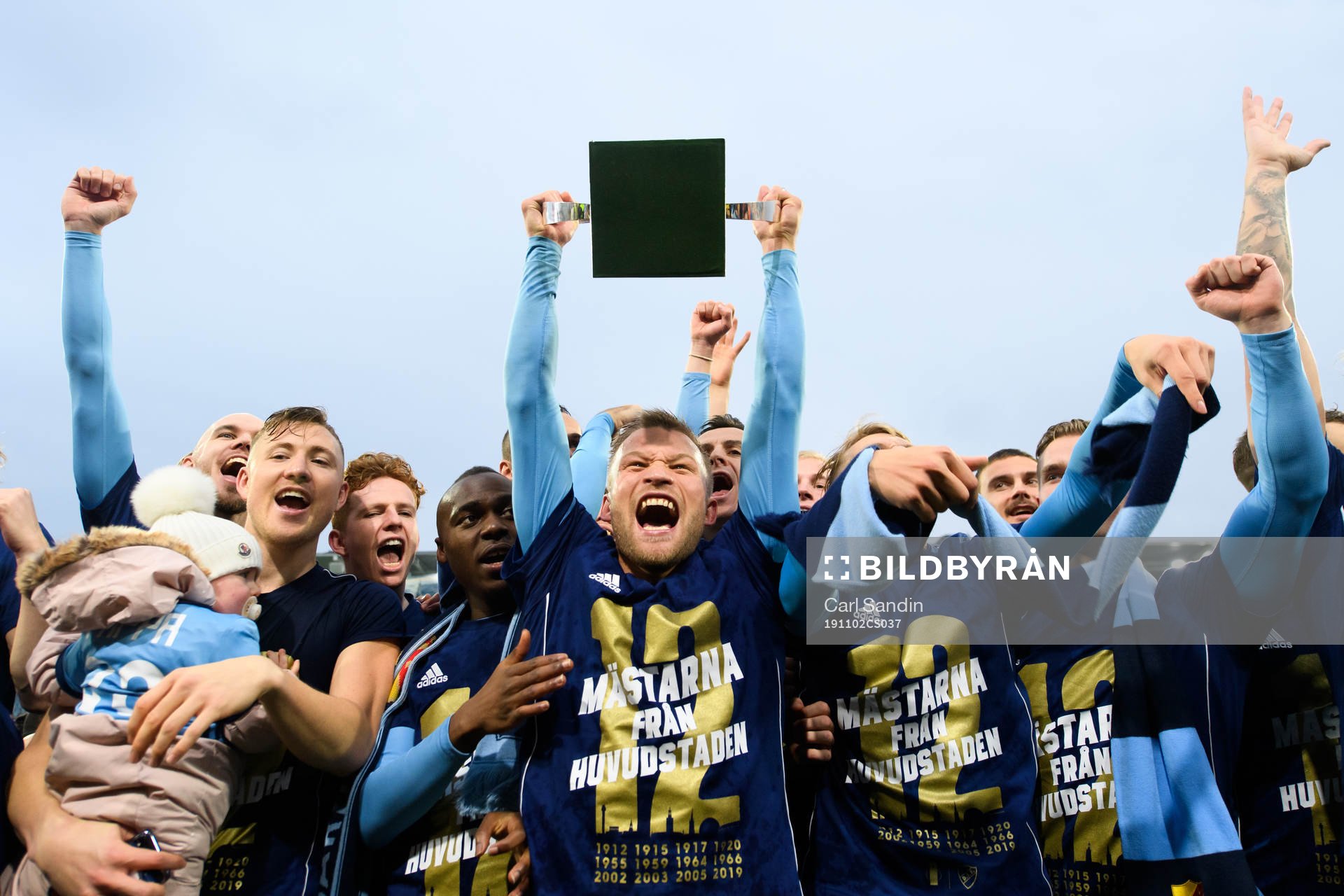 Djurgårdens Nicklas Bärkroth jublar med pokalen efter fotbollsmatchen i Allsvenskan mellan IFK Norrköping och Djurgården den 2 november 2019 i Norrköping.