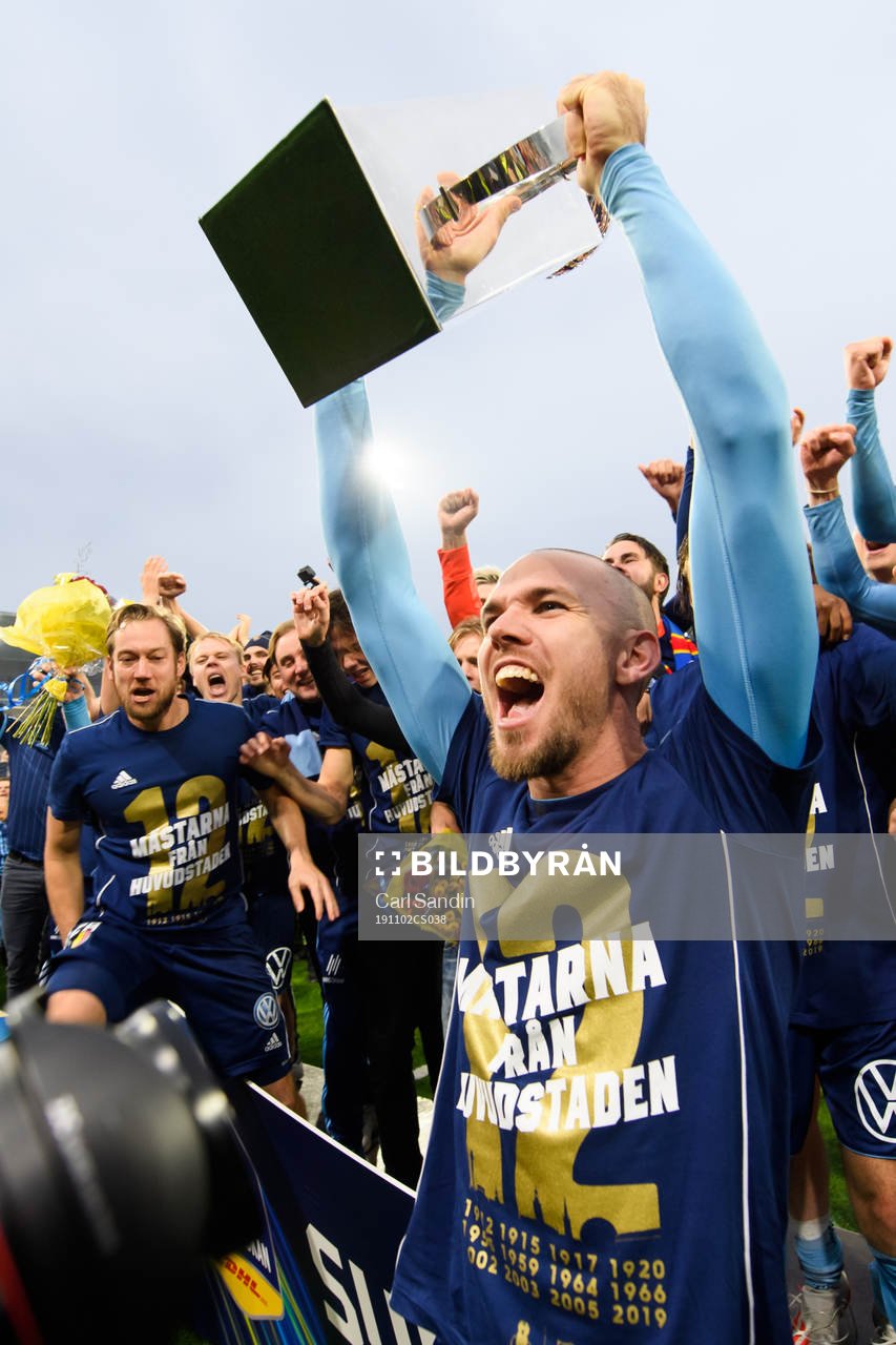 Djurgårdens Marcus Danielson jublar med pokalen