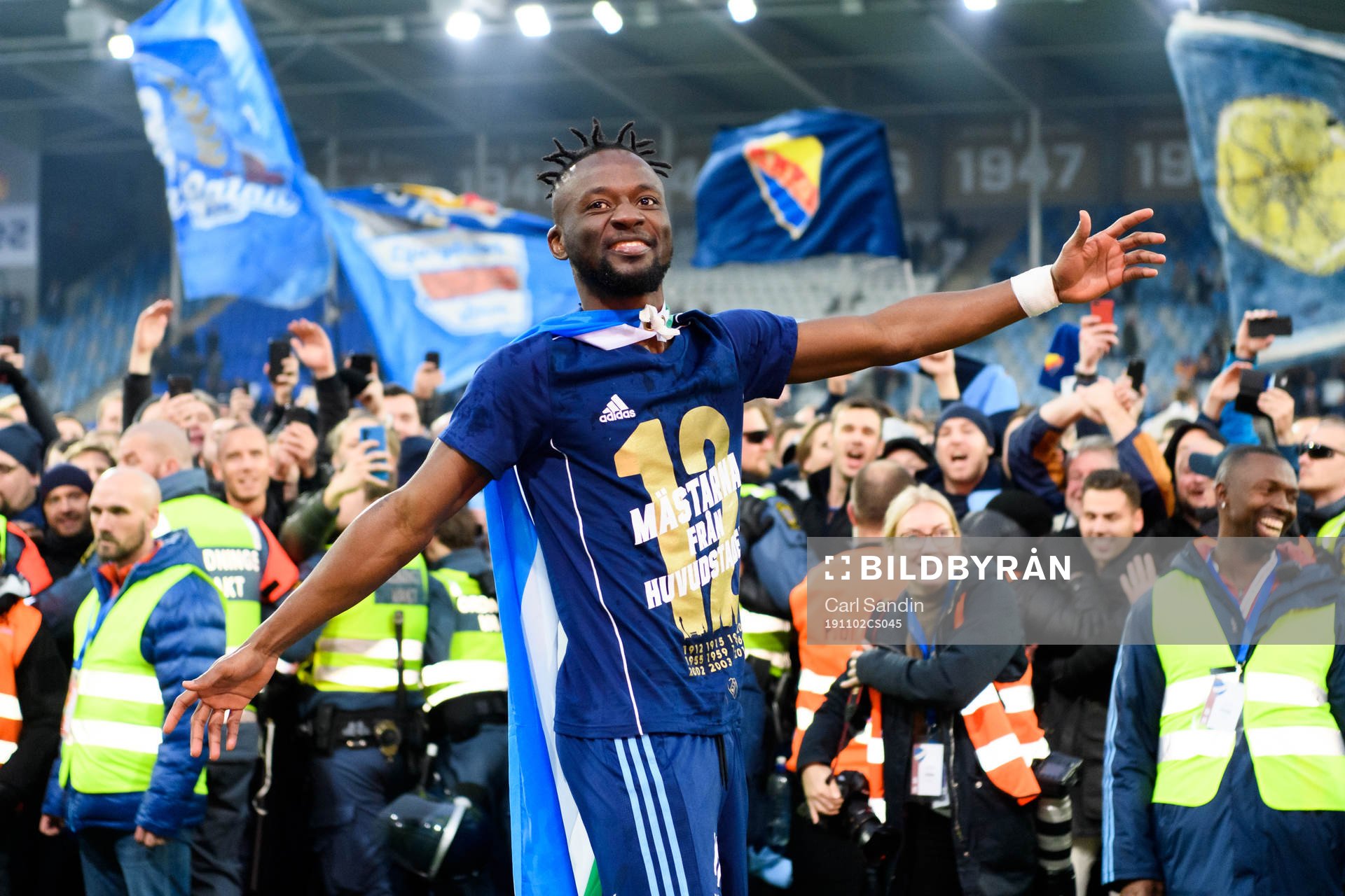 Djurgårdens Mohamed Buya Turay jublar efter fotbollsmatchen i Allsvenskan mellan IFK Norrköping och Djurgården den 2 november 2019 i Norrköping.