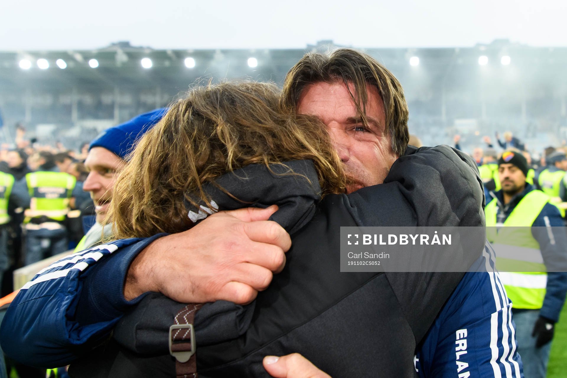 Djurgårdens sportchef Bosse Andersson kramas om