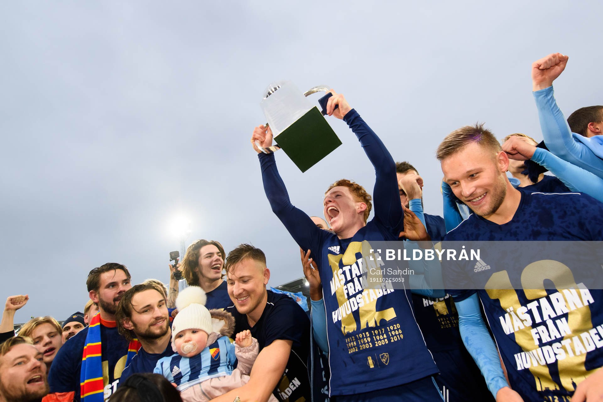 Djurgårdens Aslak Witry jublar med pokalen