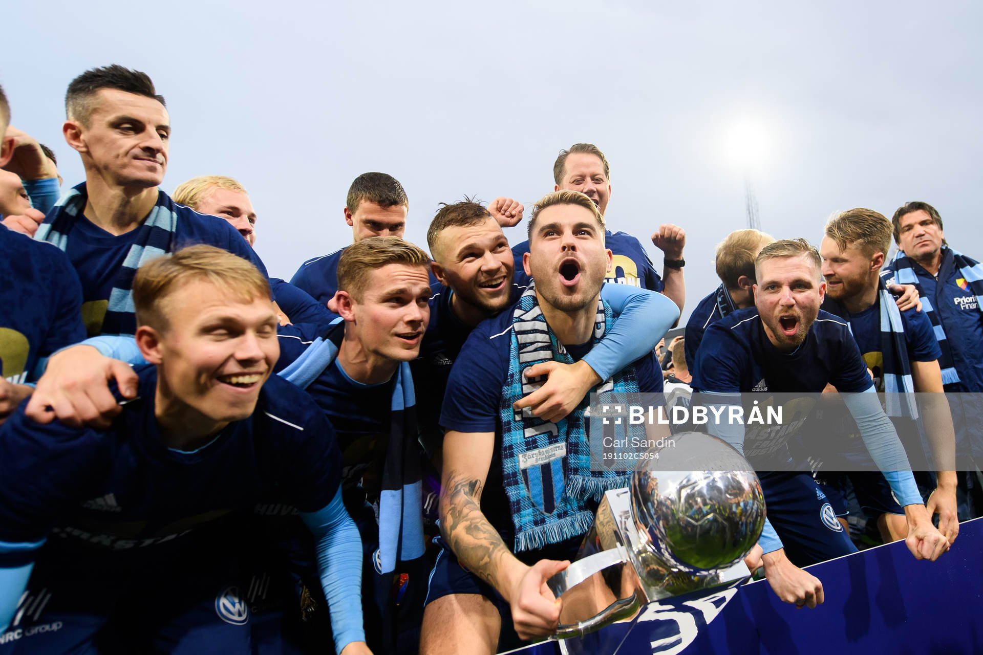 Djurgårdens Astrit Ajdarevic jublar med pokalen