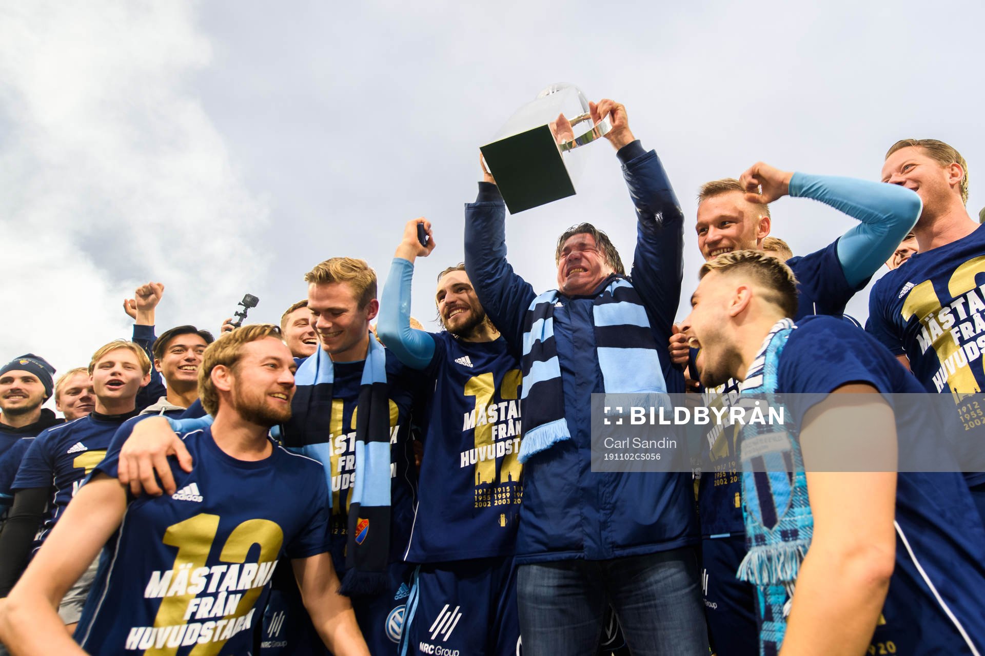 Djurgårdens sportchef Bosse Johansson jublar med pokalen efter fotbollsmatchen i Allsvenskan mellan IFK Norrköping och Djurgården den 2 november 2019 i Norrköping.