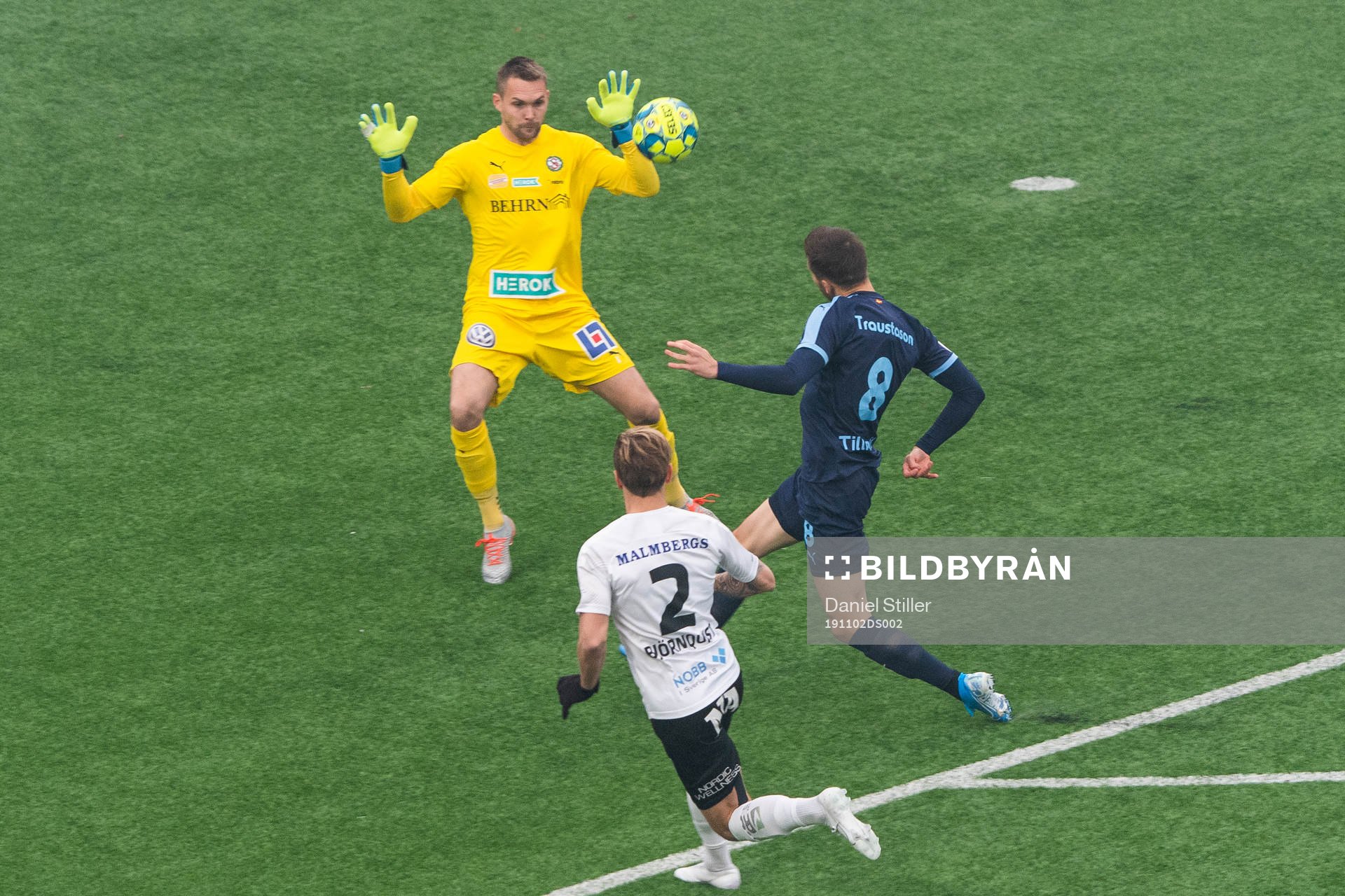 Örebros målvakt Oscar Jansson mot Malmö FFs Arnór