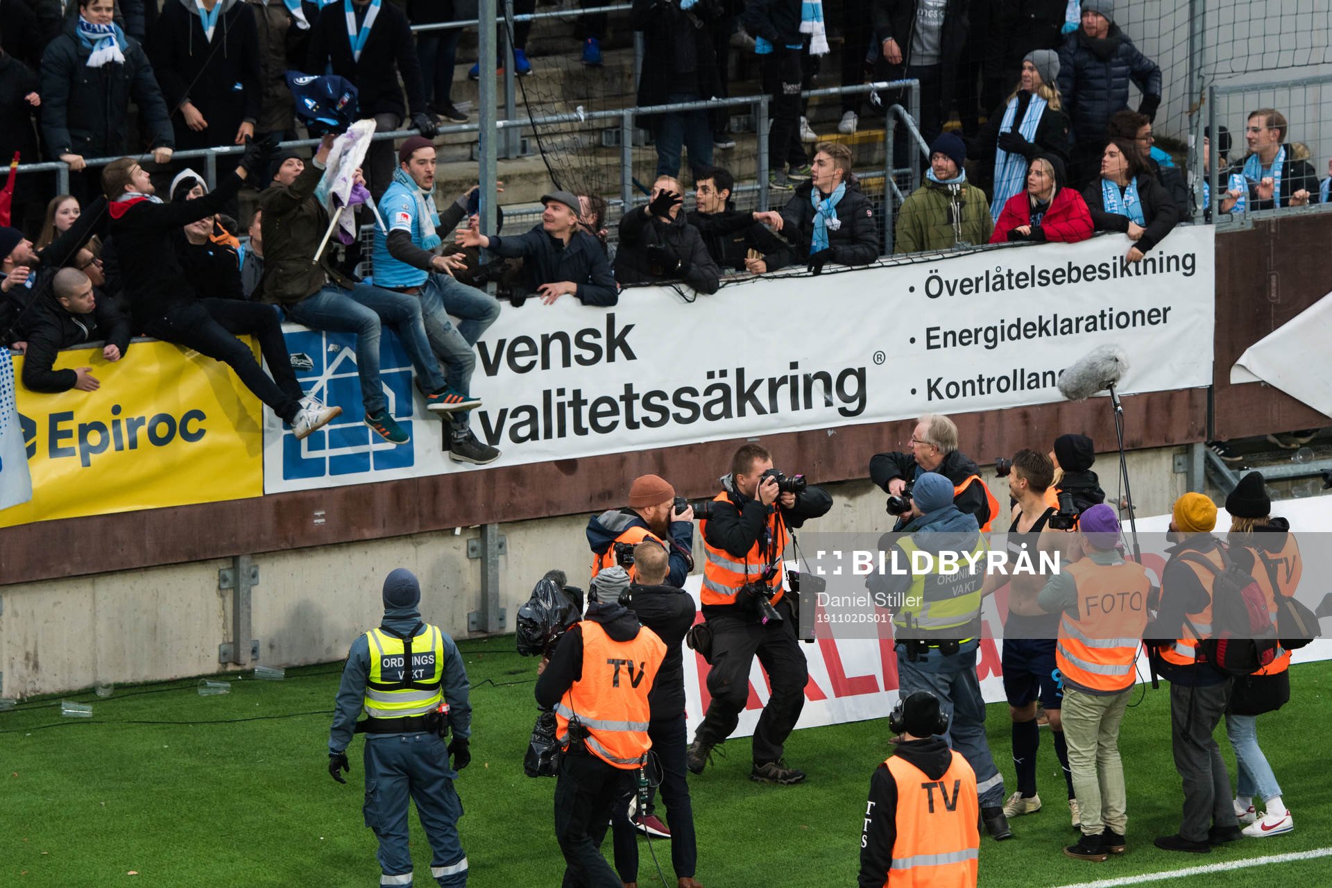 Malmö FFs Markus Rosenberg kastar tröjan till publiken