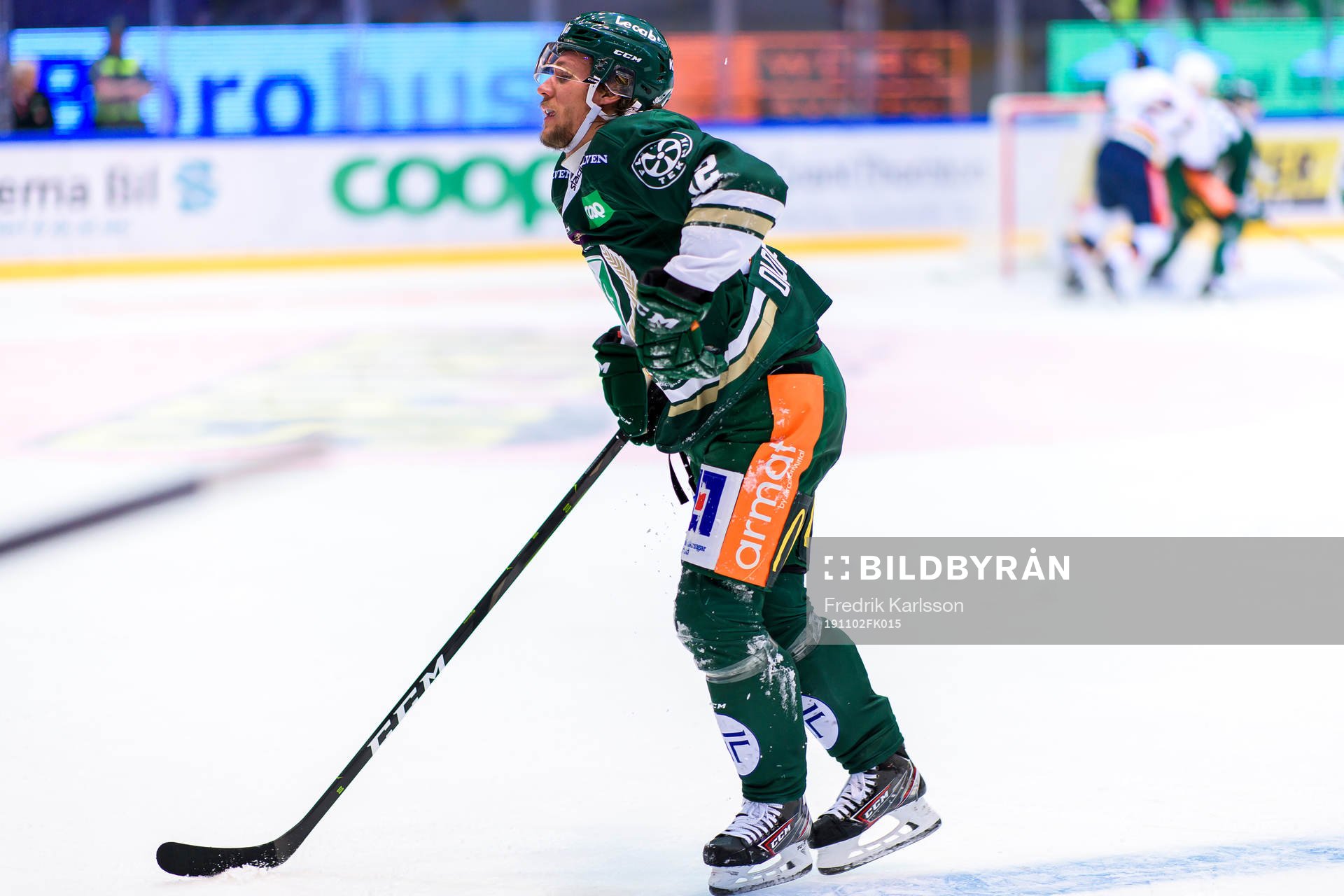 Färjestads Jesper Olofsson haltar av isen