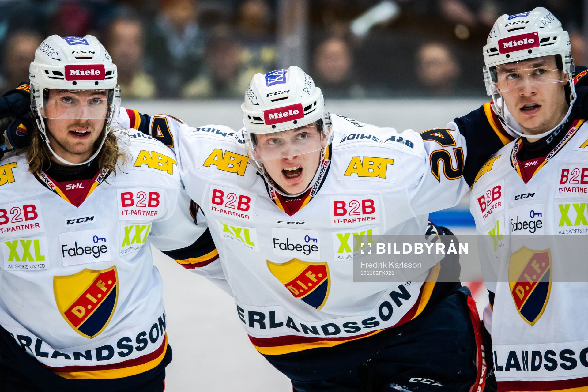 Djurgårdens Erik Walli-Walterholm får hjälp av planen