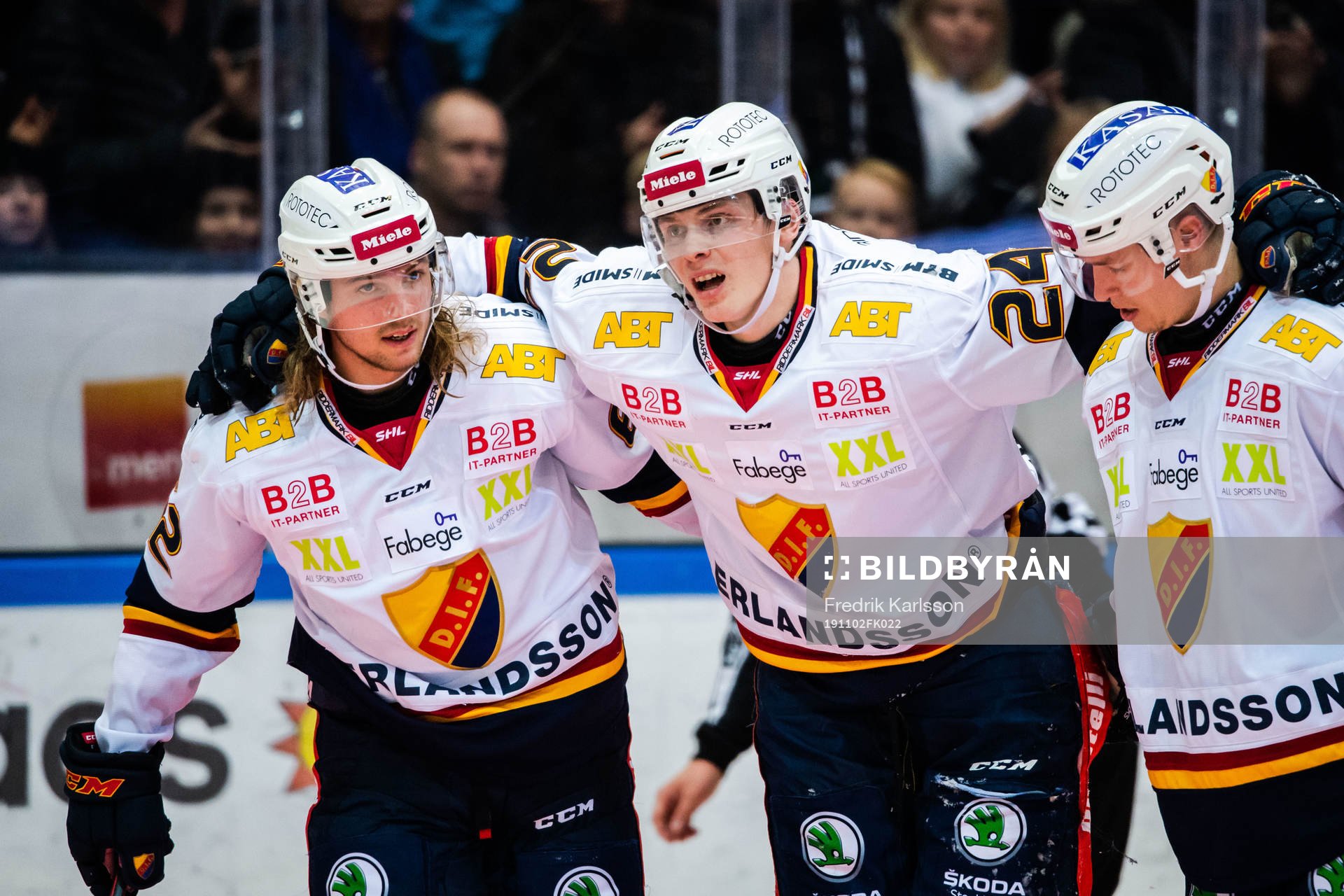 Djurgårdens Erik Walli-Walterholm får hjälp av planen