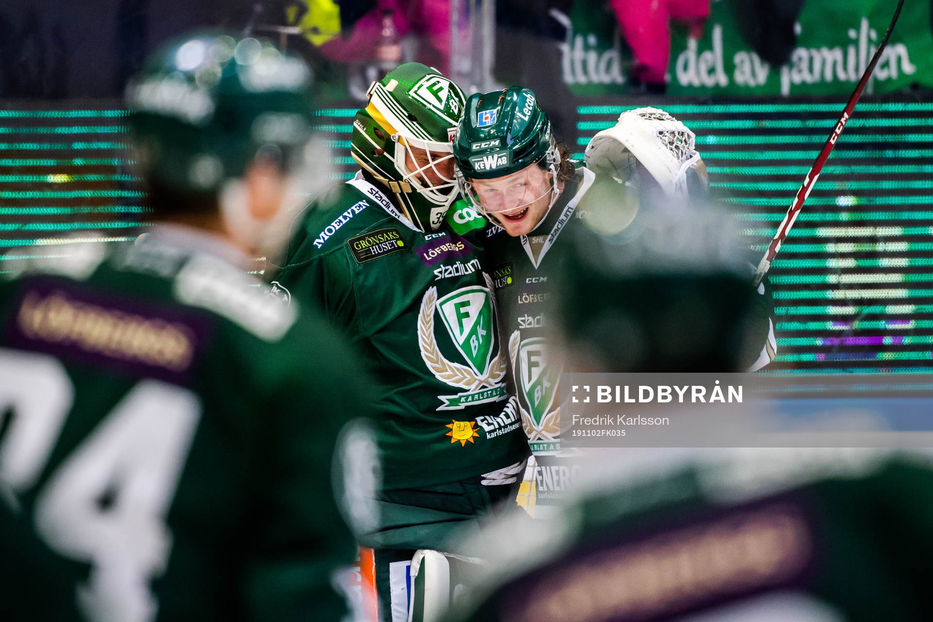 Färjestads målvakt Markus Svensson och Linus Arnesson