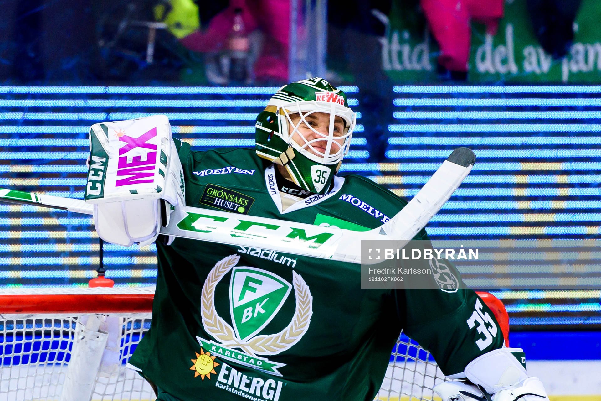 Färjestads målvakt Markus Svensson jublar