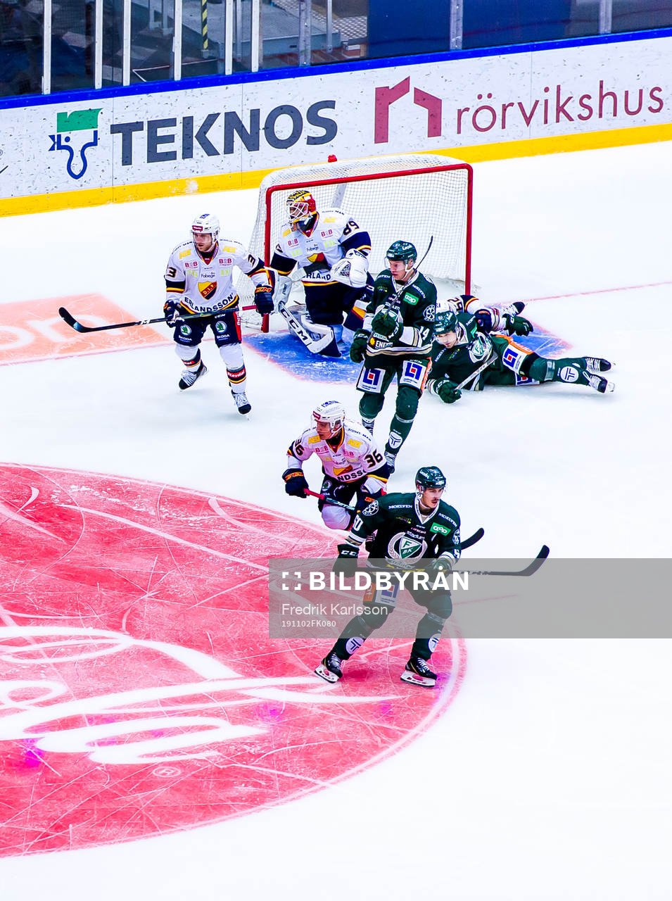 Rörigt framför Djurgårdens målvakt Niklas Svedberg