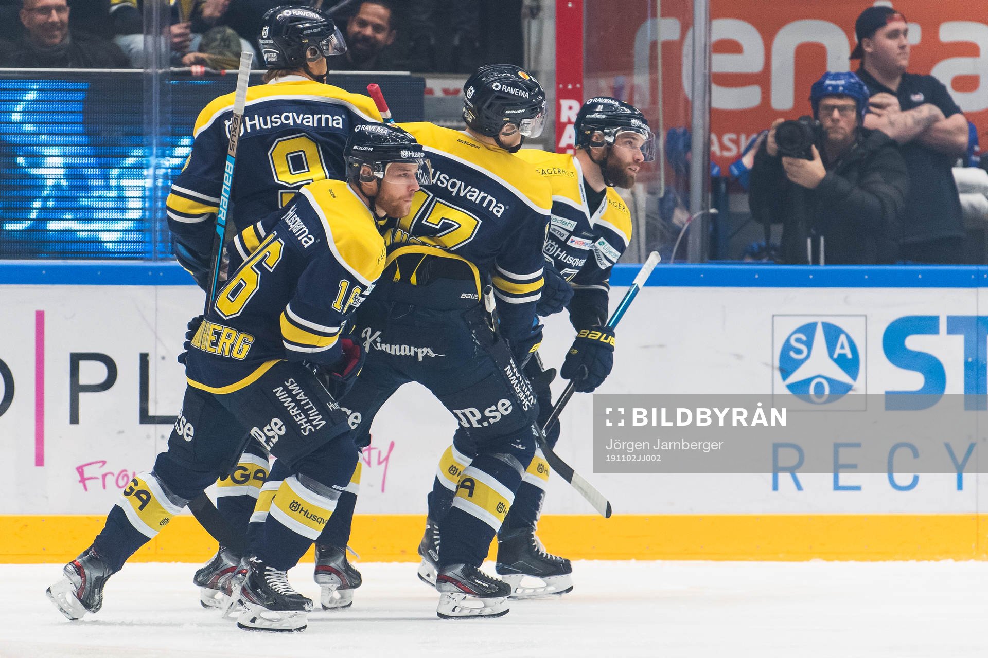 s Christian Sandberg jublar med lagkamrater