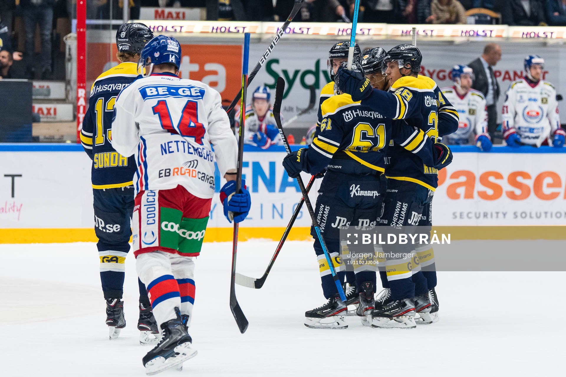 s Juuso Ikonen jublar med lagkamrater